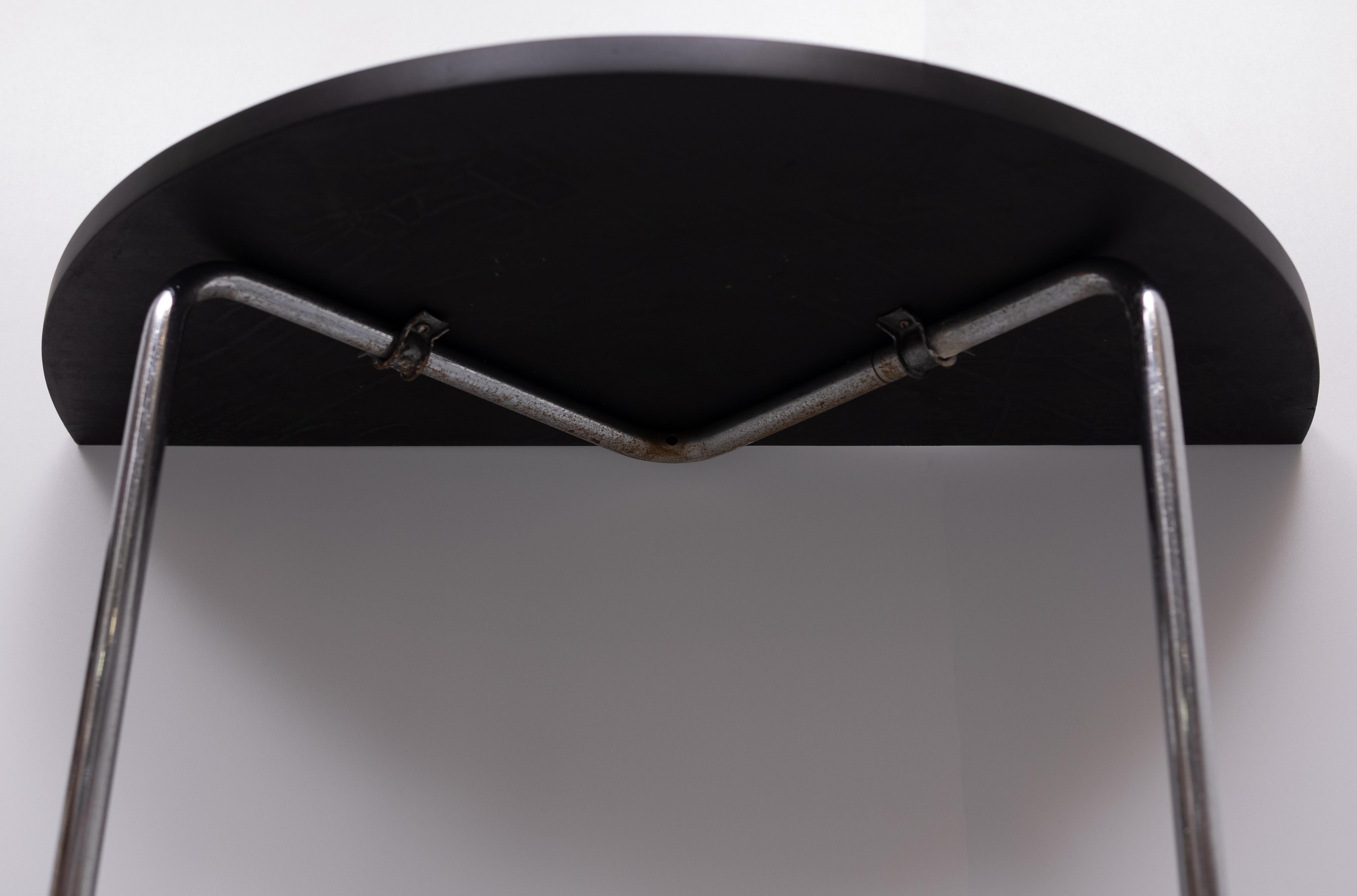 superbe ensemble de tables Bauhaus en forme de croissant.  1930s  attribuer  Thonet en vente 3