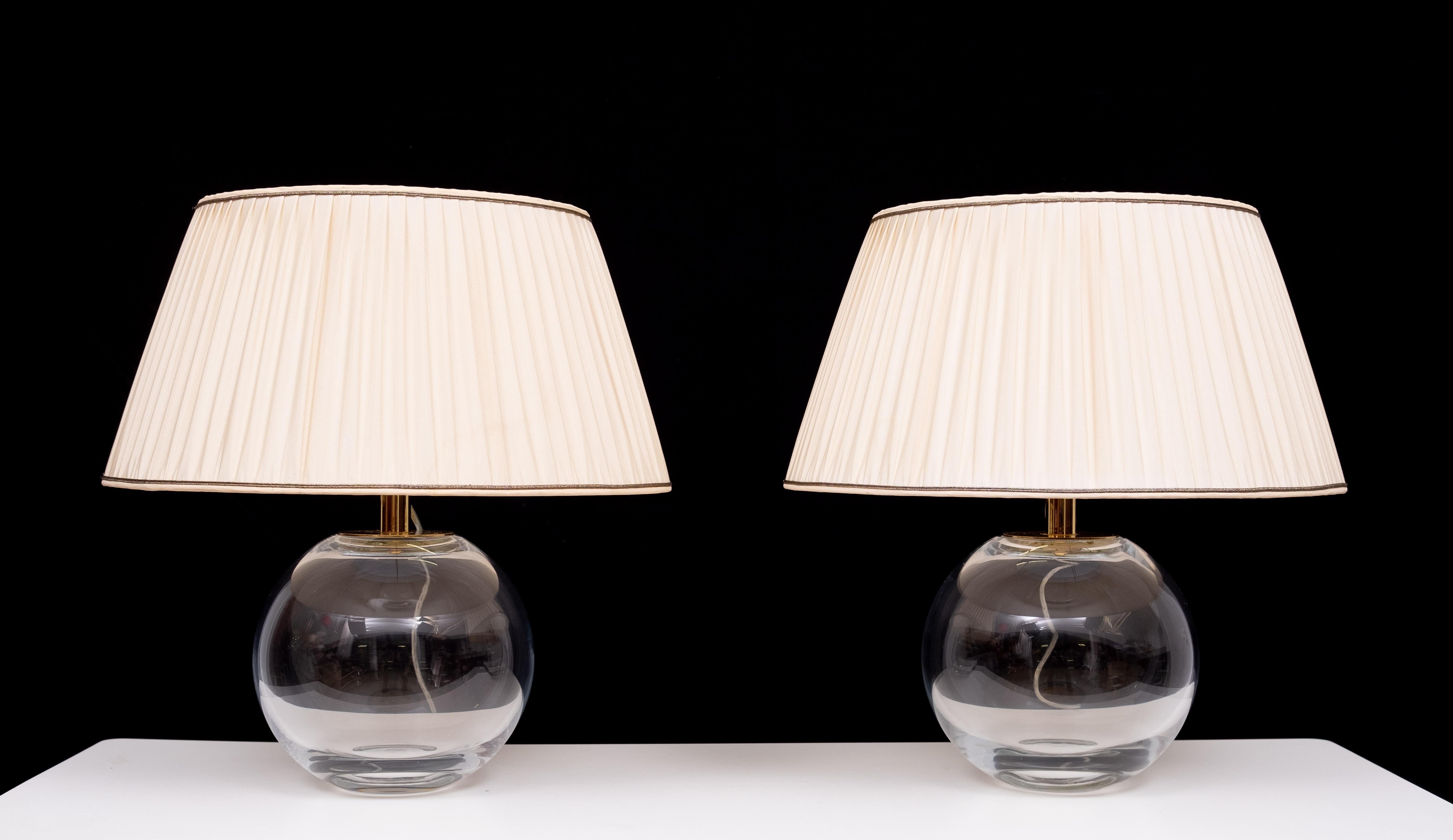 Superbe paire de lampes de table vintage en cristal de verre,
Livré avec des raccords en laiton. Design/One intemporel, livré avec 
ombres vintage de bonne qualité. Très bel ensemble . bon état . 
interrupteur sur la Corde  . grande ampoule E27