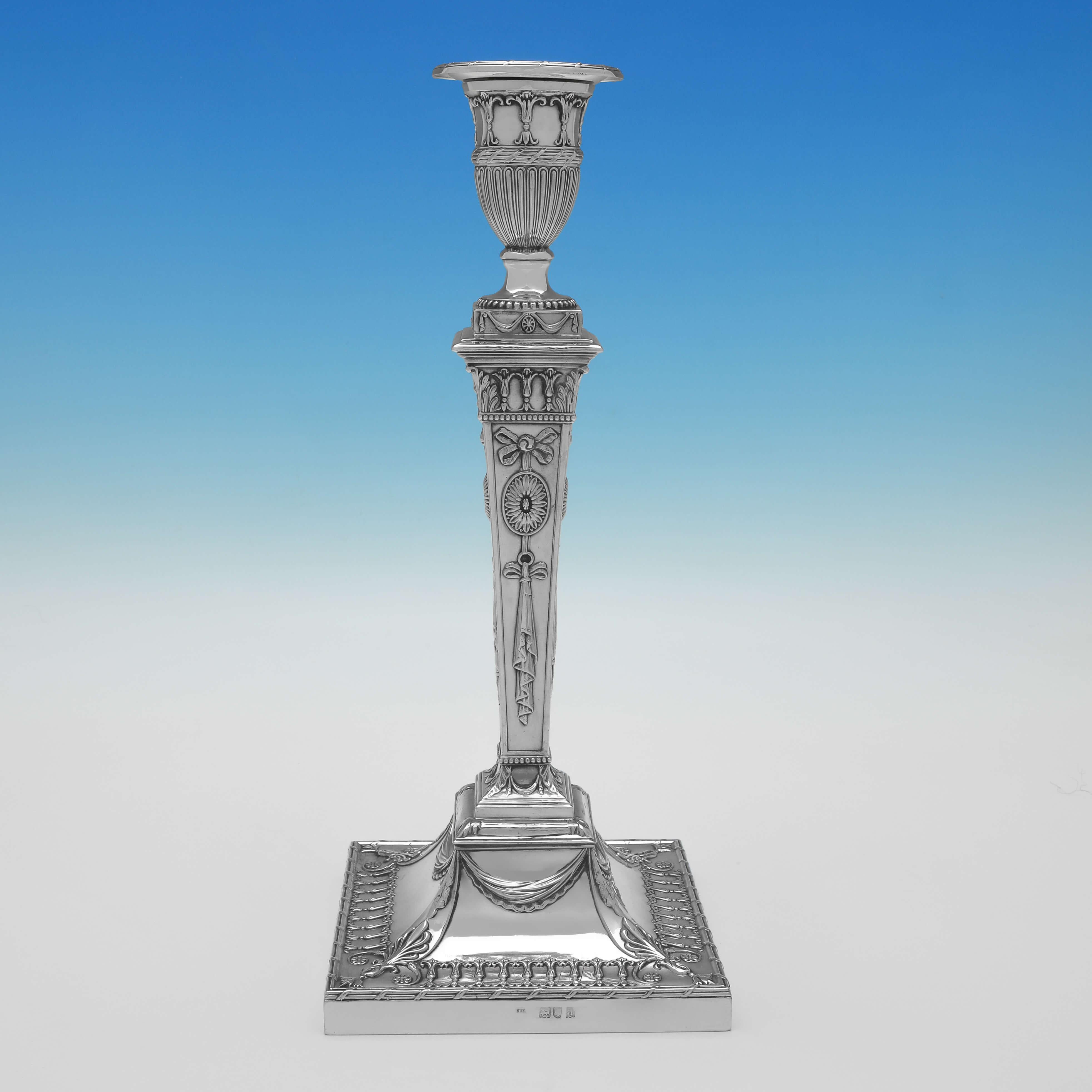 Signé à Londres en 1896 par Thomas Bradbury & Sons, cet ensemble victorien de 4 chandeliers en argent sterling ancien est de style néoclassique. 

Chaque chandelier mesure 30 cm de haut, 13 cm de large et 13 cm de profondeur, et il est rempli pour