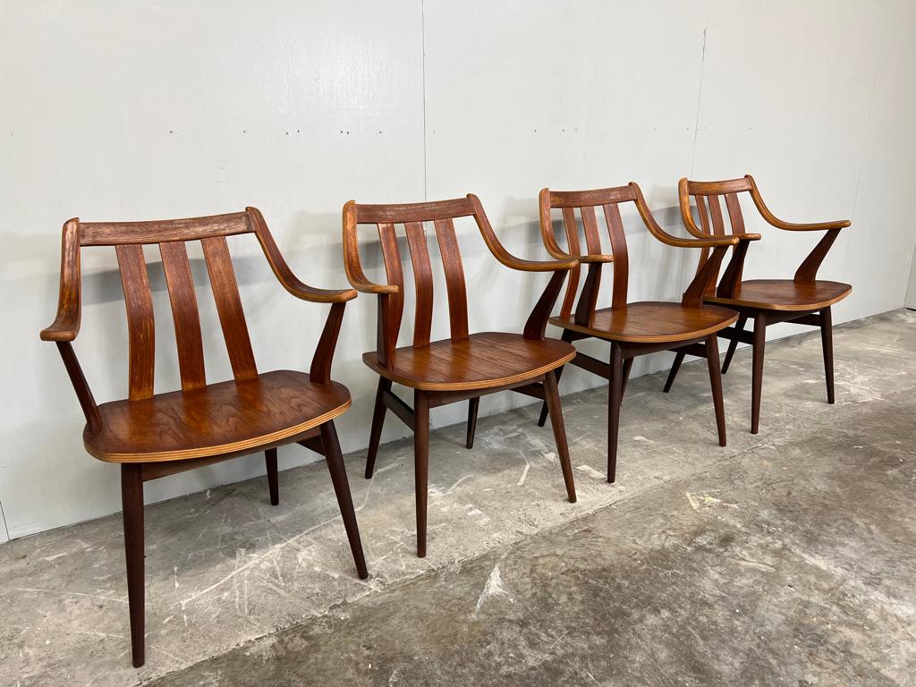 Atemberaubende Satz von 4 Vintage Dutch Retro 1960's organische Teakholz Bugholz Esszimmerstühle. 

Maße: Sitzhöhe 44cm, Rückenlehnenhöhe 82cm, T 50cm, B 61cm, Armlehnenhöhe 67,5cm.