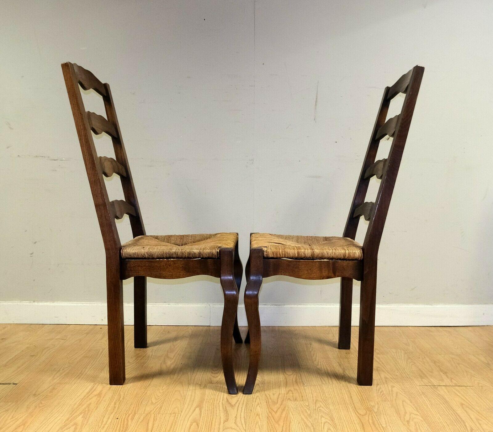Stunning Set of 6 French Elm Wood Dining Chairs on Rush Seats with Two Carvers In Good Condition In West Sussex, Pulborough