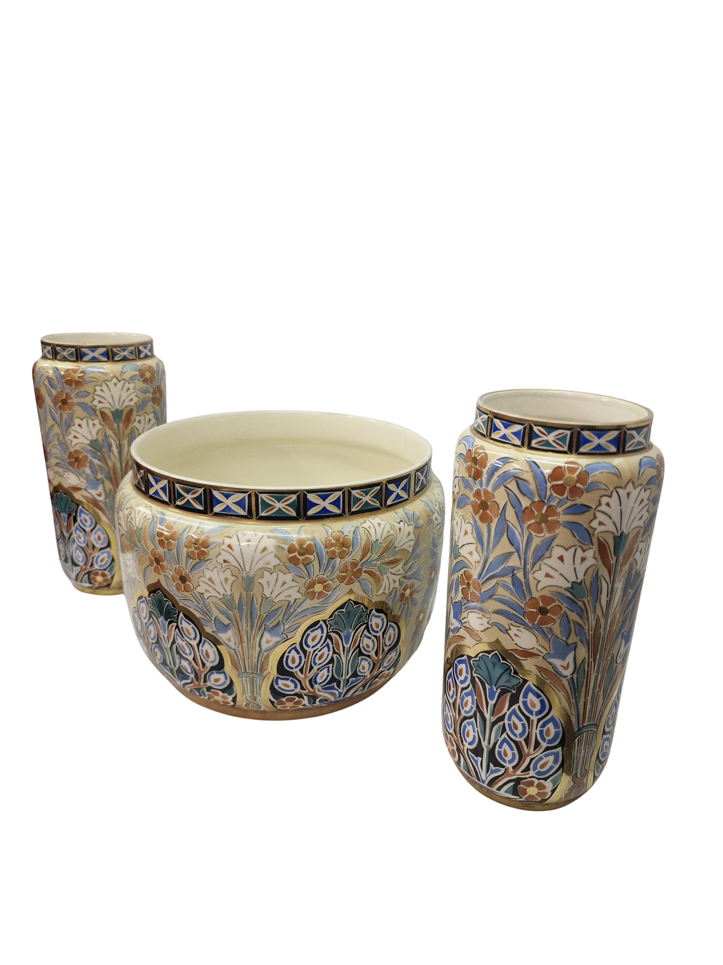 Français Superbe ensemble composé d'une jardinière et de deux vases, Keller & Guérin Luneville 1900, France en vente