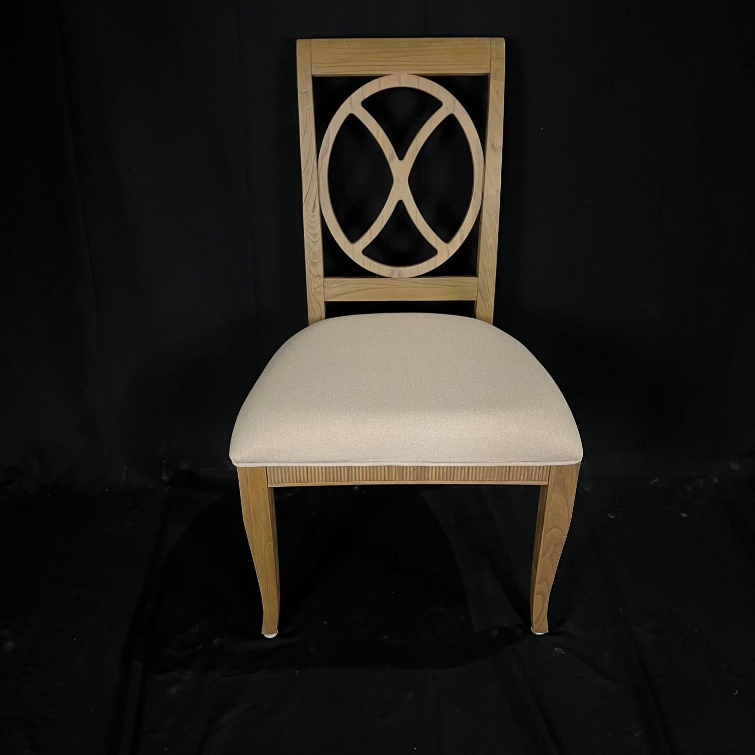 Schöne kontrastierende gedämpfte Farben in diesem Satz von 6 Ringrückenstühlen aus gebleichter Eiche. Schöne geriffelte Sitzschienen und khakifarbene Oberfläche. 
Neue, hochwertige, neutrale Baumwoll-Polyester-Mischgewebe auf den Sitzen. 
Maße: