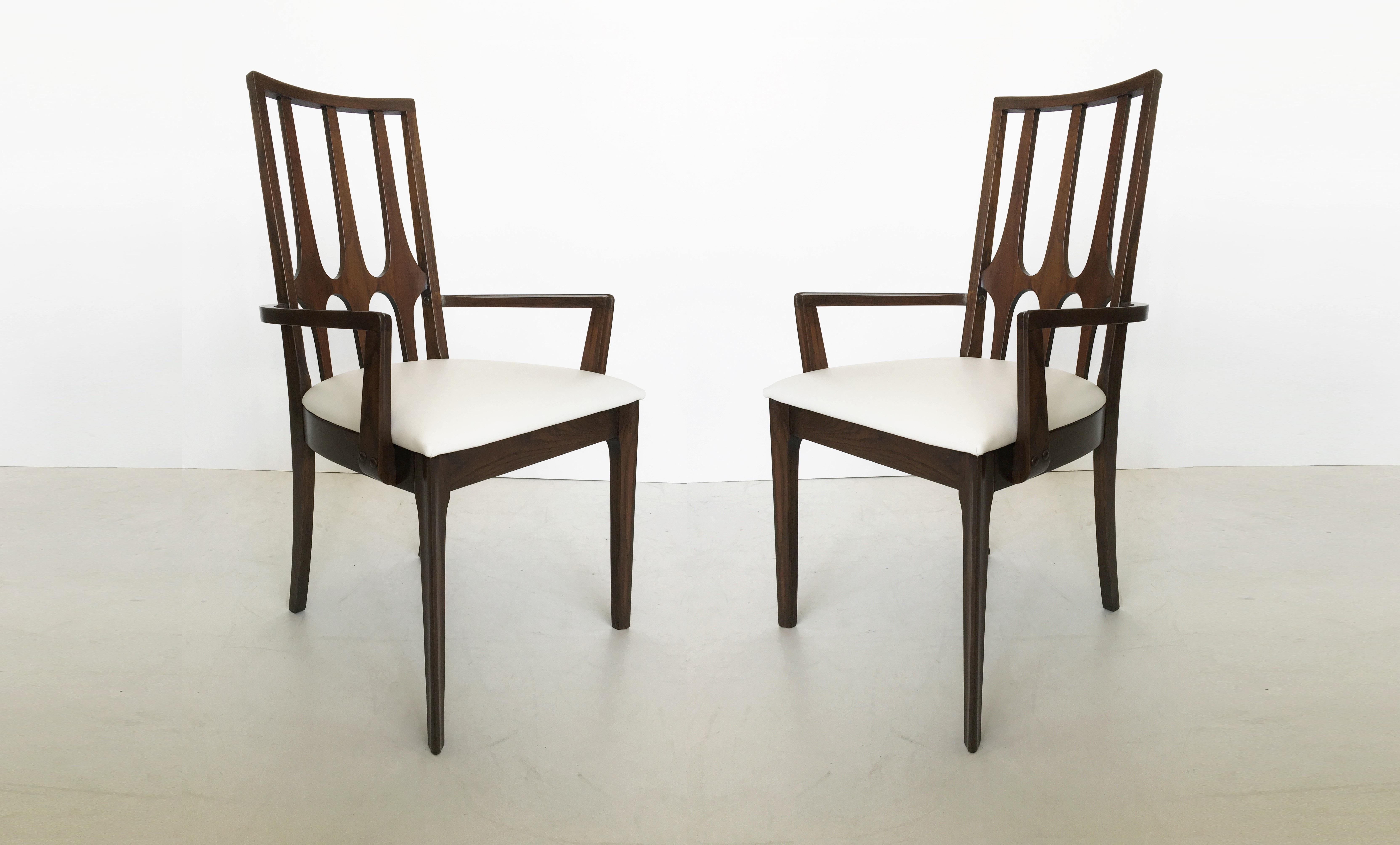 Stunning set of eight Mid-Century Modern Broyhill Brasilia dining chairs. Highly sought after and collectible designed by the legendary Oscar Niemeyer, 1960s. The set features two captain’s chair and four armless side chairs. The seats have been