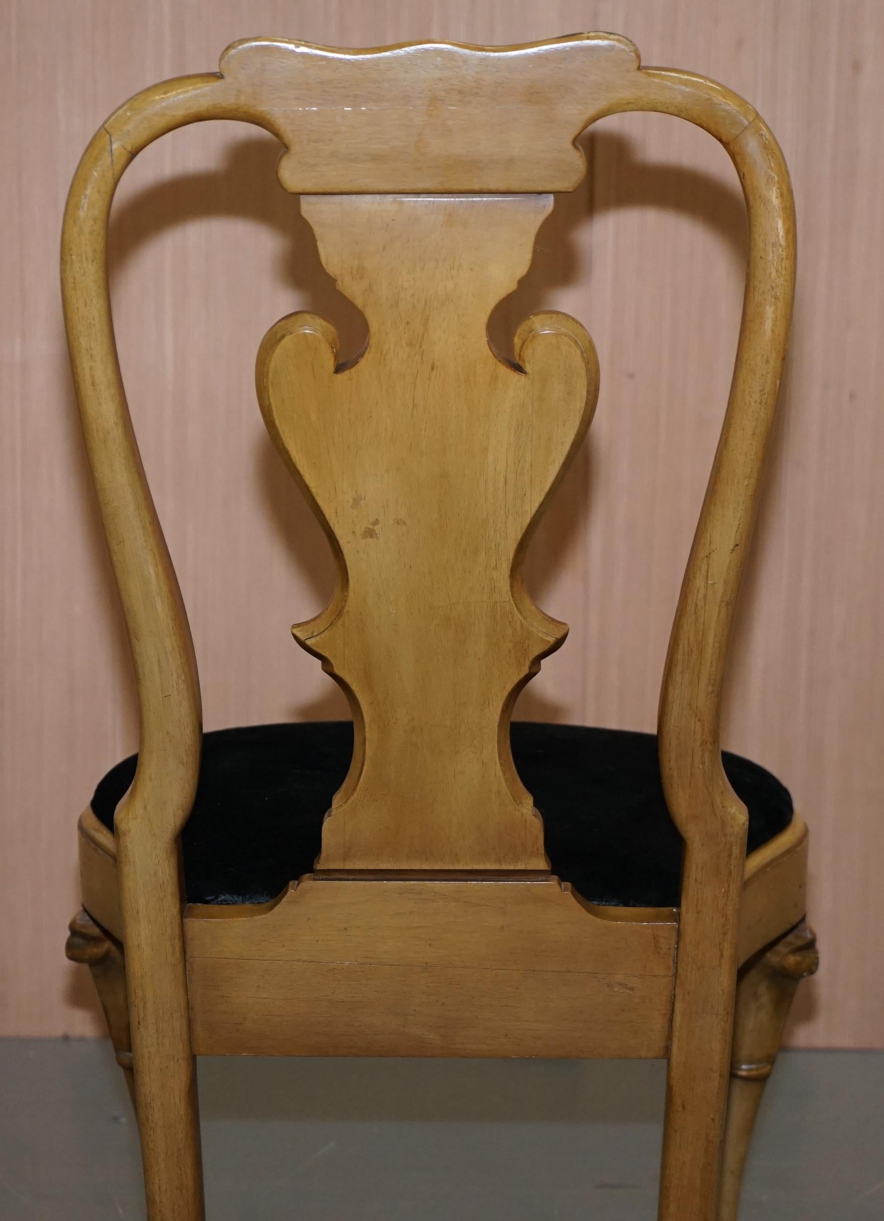 Stunning Set of Four Walnut Queen Anne Dining Chairs Acanthus Leaf Carved Wood For Sale 7