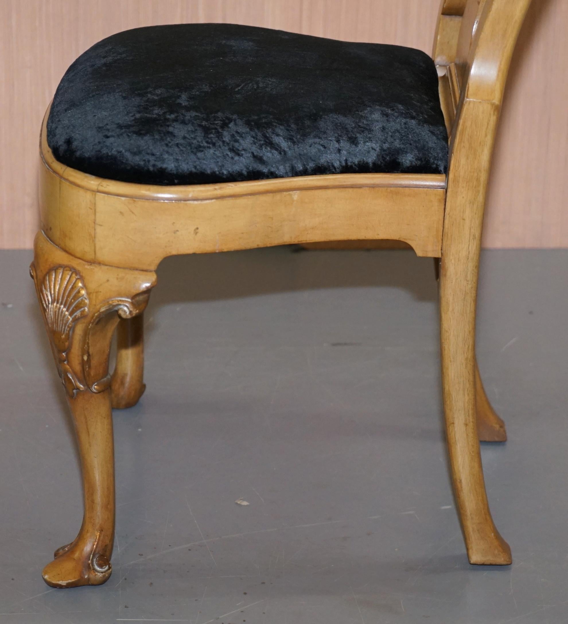 Stunning Set of Four Walnut Queen Anne Dining Chairs Acanthus Leaf Carved Wood For Sale 9