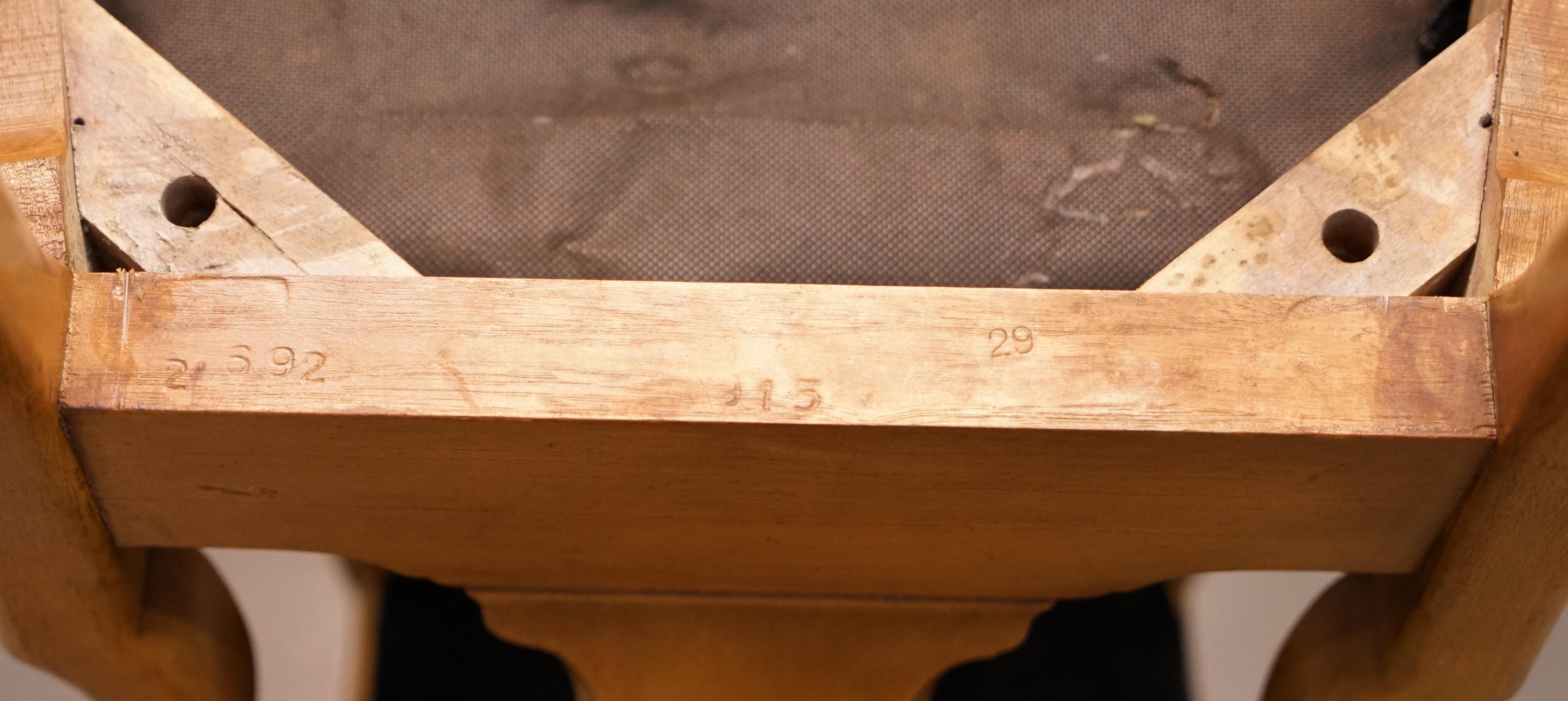 Stupendo set di quattro sedie da pranzo Queen Anne in noce con intagli a foglie d'acanto in Wood in vendita 10