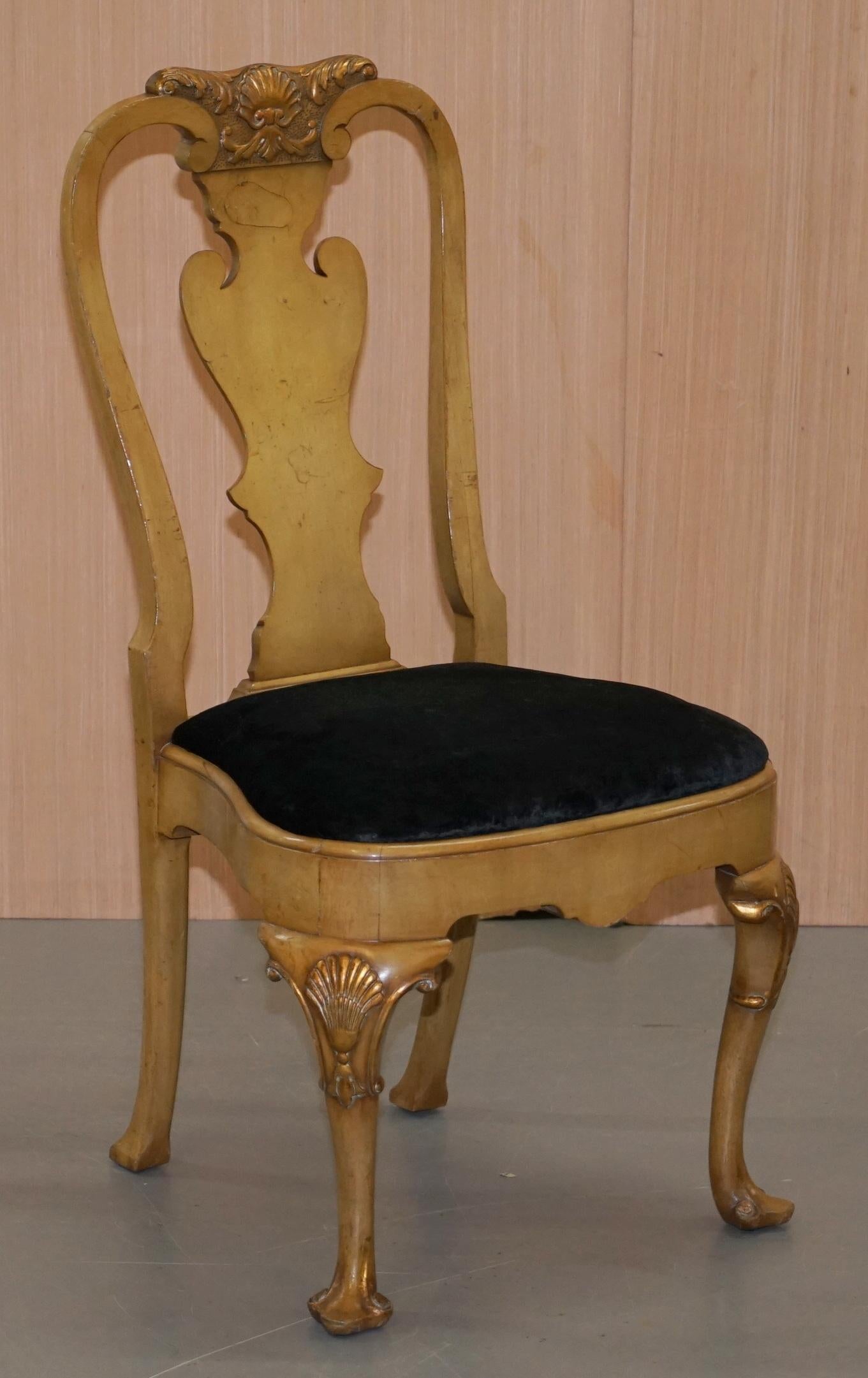 Stupendo set di quattro sedie da pranzo Queen Anne in noce con intagli a foglie d'acanto in Wood in vendita 11