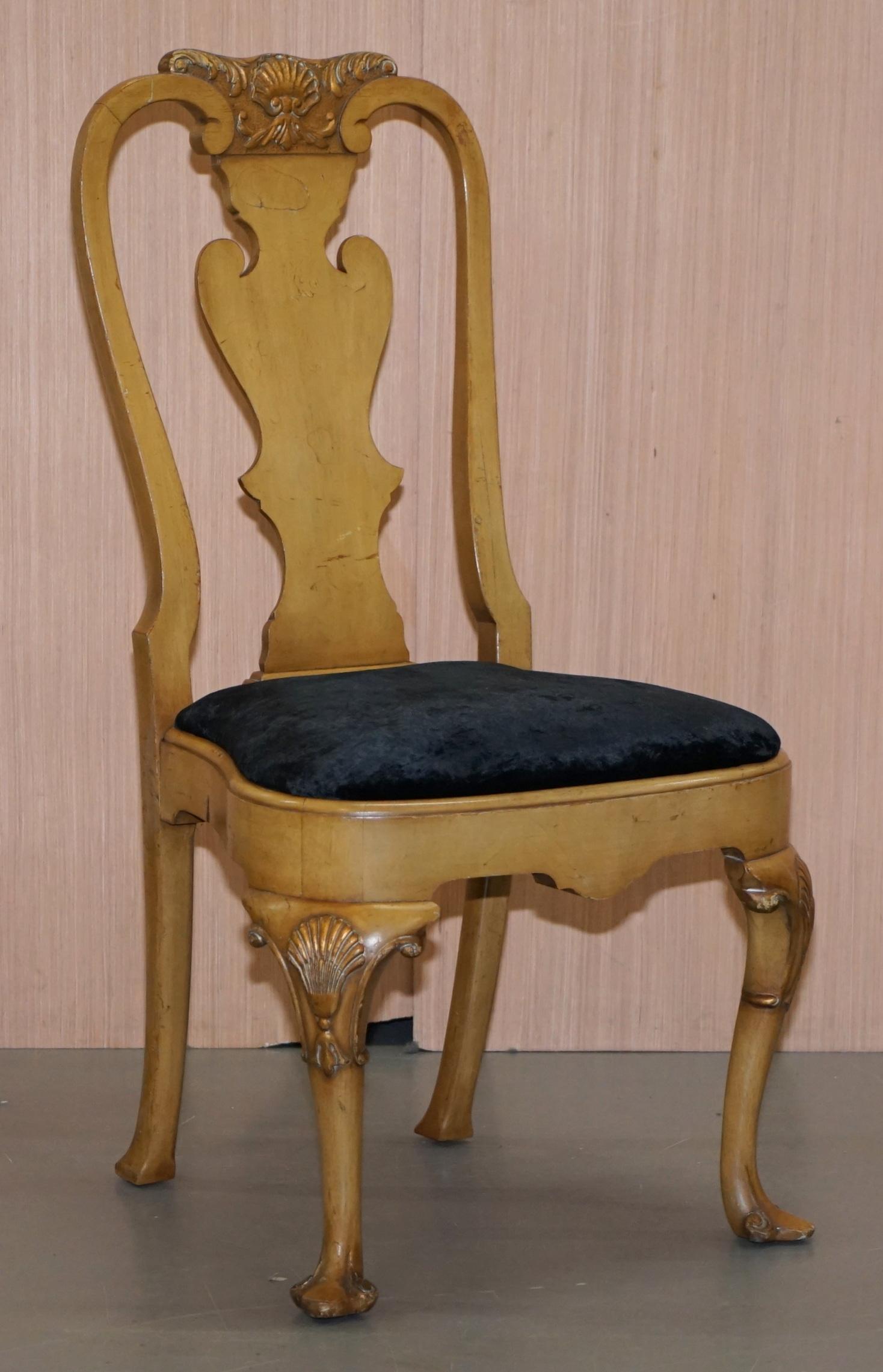 Wir freuen uns, Ihnen dieses atemberaubende Set von vier Queen Anne-Esszimmerstühlen aus Nussbaumholz um 1900 mit schwarzer Velourspolsterung anbieten zu können.

Ein sehr schönes und dekoratives Stuhleset, stark geschnitzt mit kunstvollen