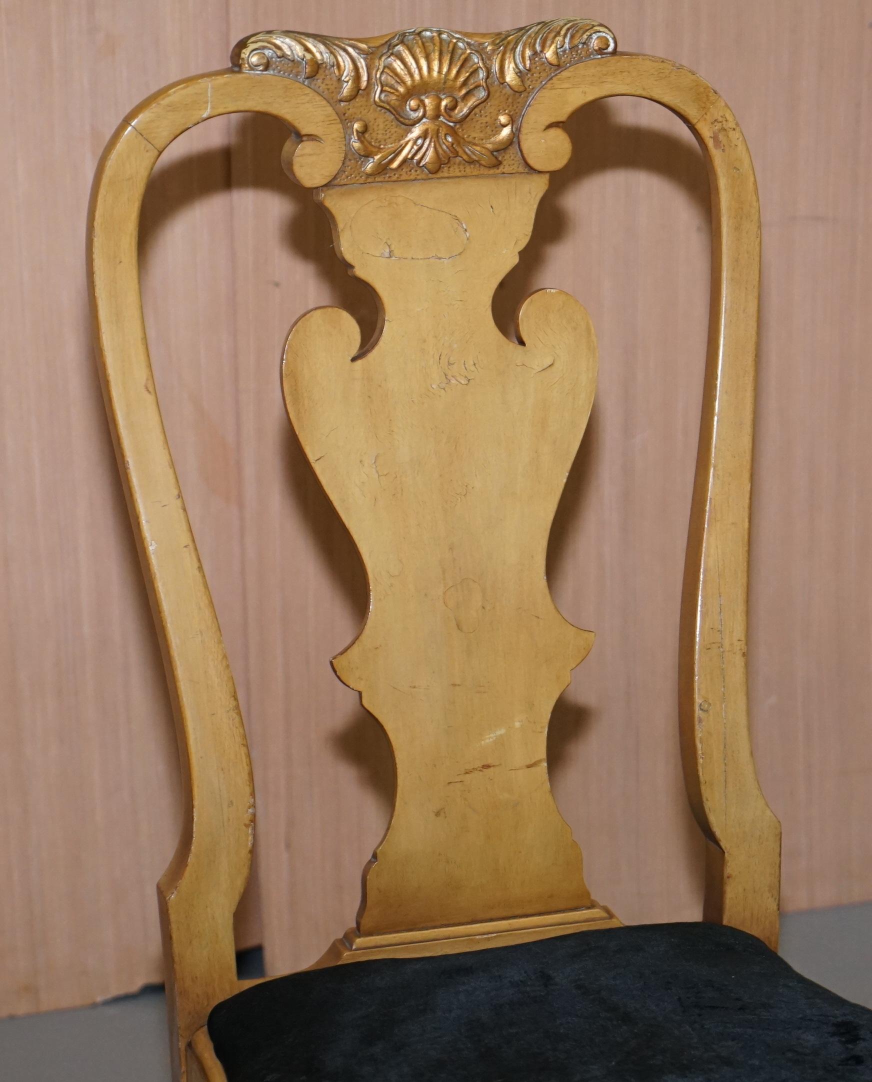 Fait main Superbe ensemble de quatre chaises de salle à manger Queen Anne en noyer sculpté de feuilles d'Acanthus en vente