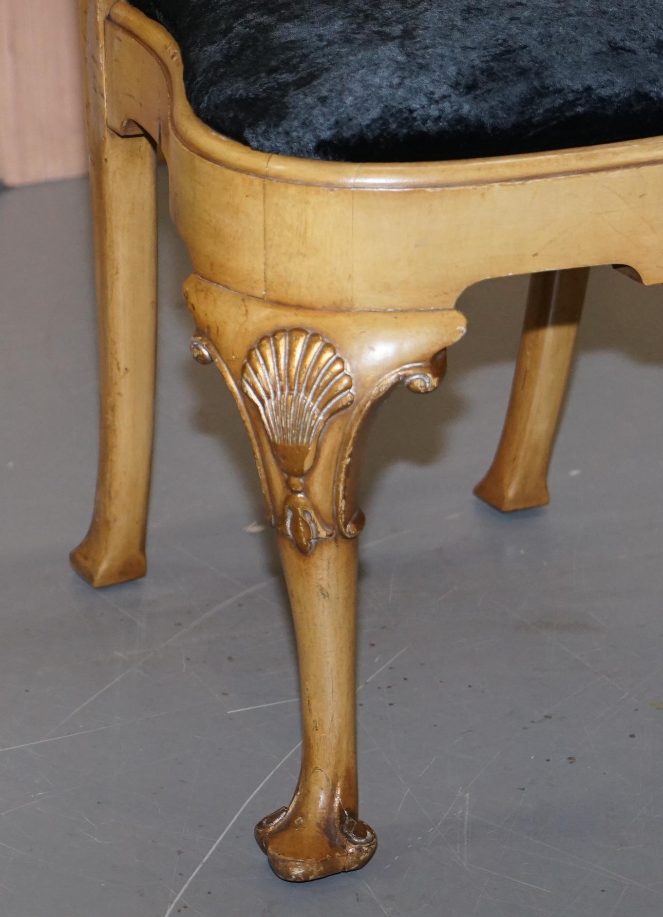 Stunning Set of Four Walnut Queen Anne Dining Chairs Acanthus Leaf Carved Wood For Sale 1