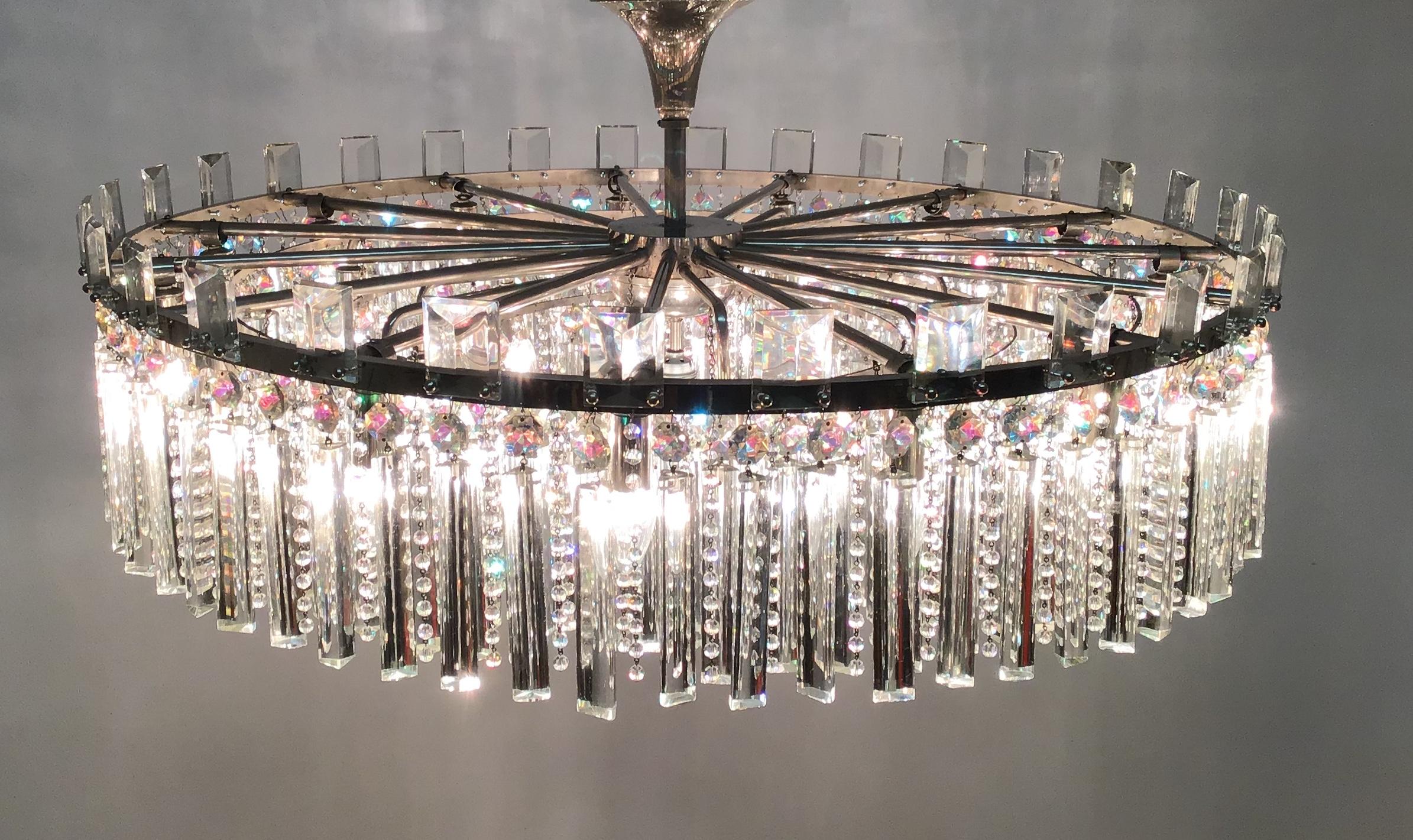 Metà XX secolo Stupendo set di lampadari Haevy in vetro tagliato e nichel di Palwa, circa anni '60 in vendita