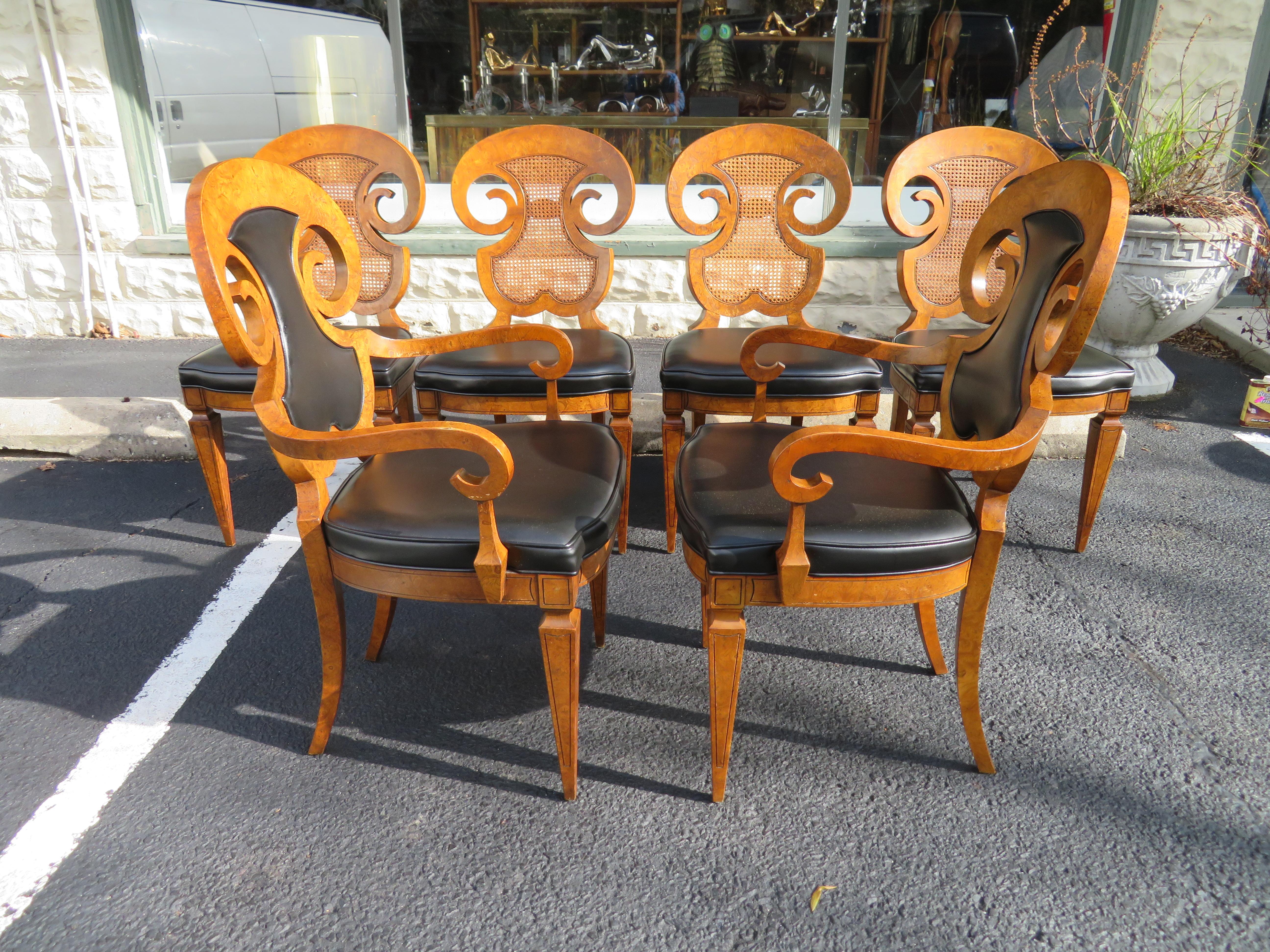 Splendido set di 6 sedie da pranzo William Doezema Biebermeier Amboyna per Mastercraft. Questo set conserva la pelle nera originale in buone condizioni vintage, ma la schiuma sembra sgretolarsi. Tutte le sedie laterali hanno gli schienali originali