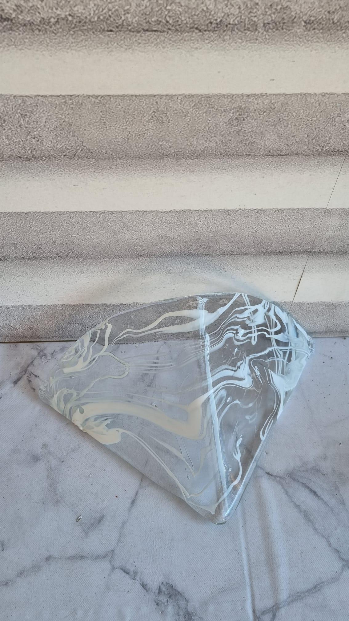 Incroyable ensemble de trois appliques murales modernes en verre de Murano avec plaque en métal laqué. Cette pièce magnifique a été conçue en Italie dans les années 1980.
Chaque applique est remarquable par la façon dont le triangle est dessiné en