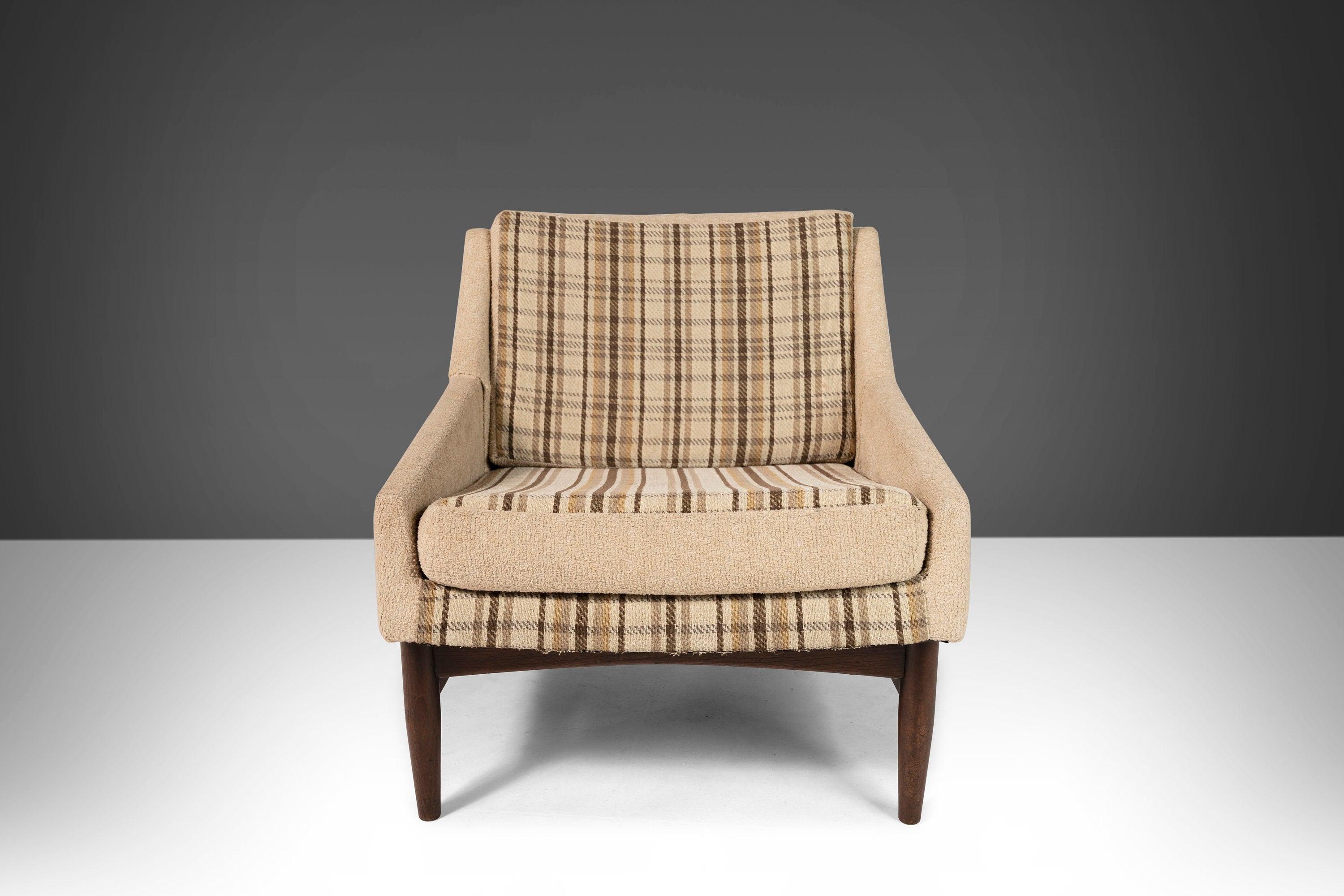 Un ensemble de deux chaises longues aux lignes et angles parfaits, influencées par les dessins d'Ib Kofod Larsen. Trouvés dans leur revêtement d'origine en tricot. Si cela n'est pas à votre goût, veuillez nous envoyer un message avant de passer à la