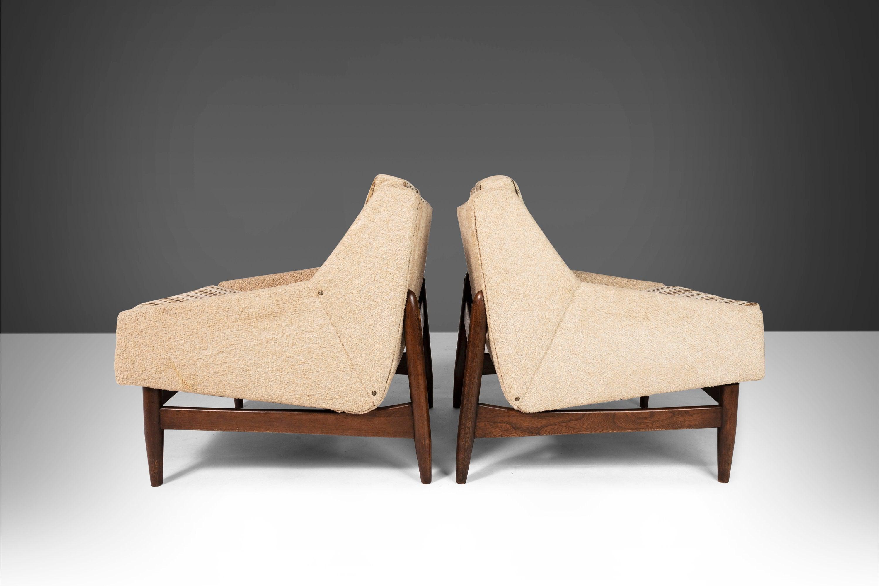Mid-Century Modern Ensemble de deux (2) chaises longues flottantes danoises modernes sur cadres en noyer, années 1960 en vente