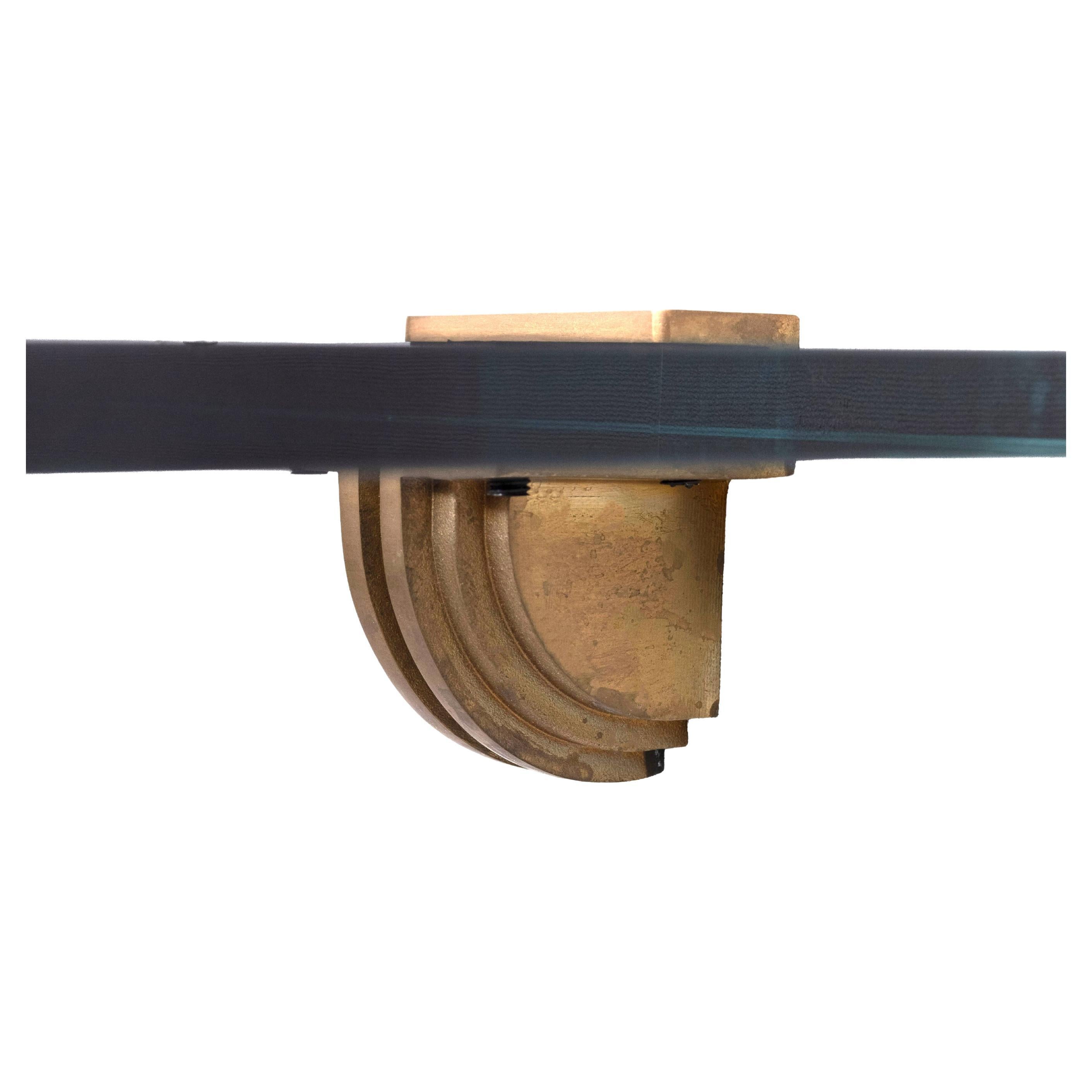 Uno splendido design di Peter Ghyczy. Scaffalature . Vetro spesso di colore verdastro 
Viene fornito con bellissime staffe in bronzo fuso.  raro trovare .
condizioni eccellenti.  
 