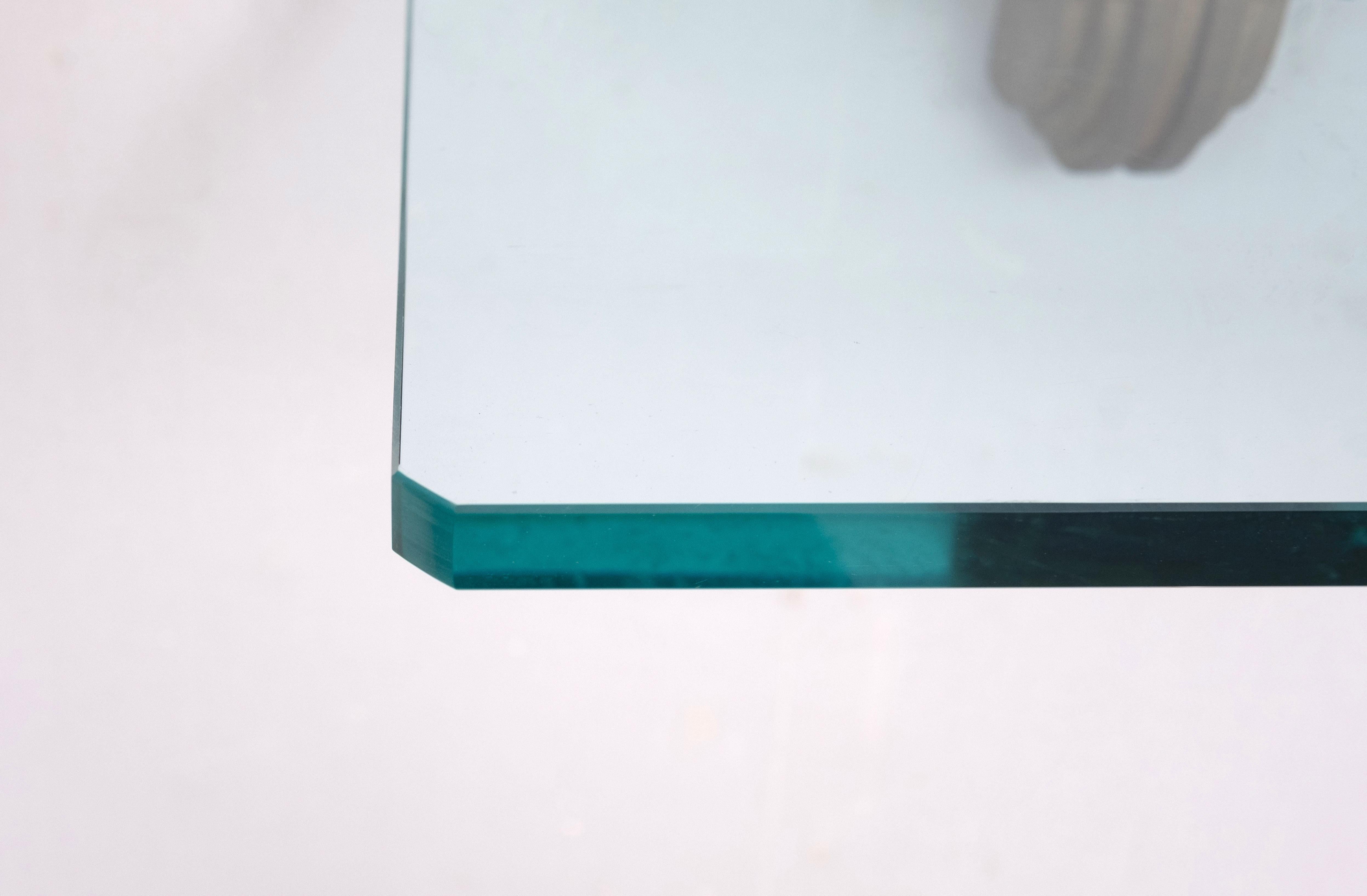 Stupefacente scaffale in vetro con staffe in bronzo 1970 Peter Ghyczy In condizioni buone in vendita a Den Haag, NL