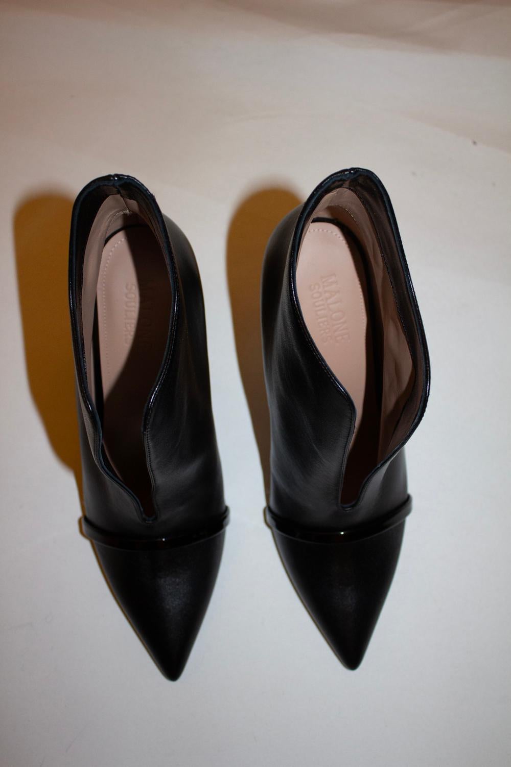 Uno splendido paio di stivali di Malone Souliers, non indossati, con dustbag e scatola. In morbida pelle con tacco in vernice. L'altezza del tacco è di 4 1/2'' ma è un tacco con cui puoi camminare. Taglia 42.