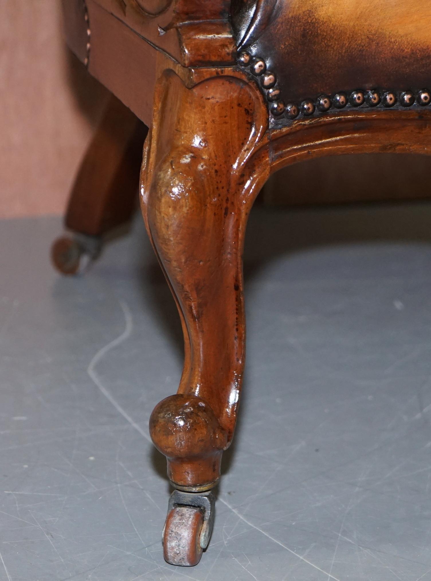 Superbe fauteuil de bibliothèque en cuir marron encadré du début de l'ère victorienne de Chesterfield en vente 1