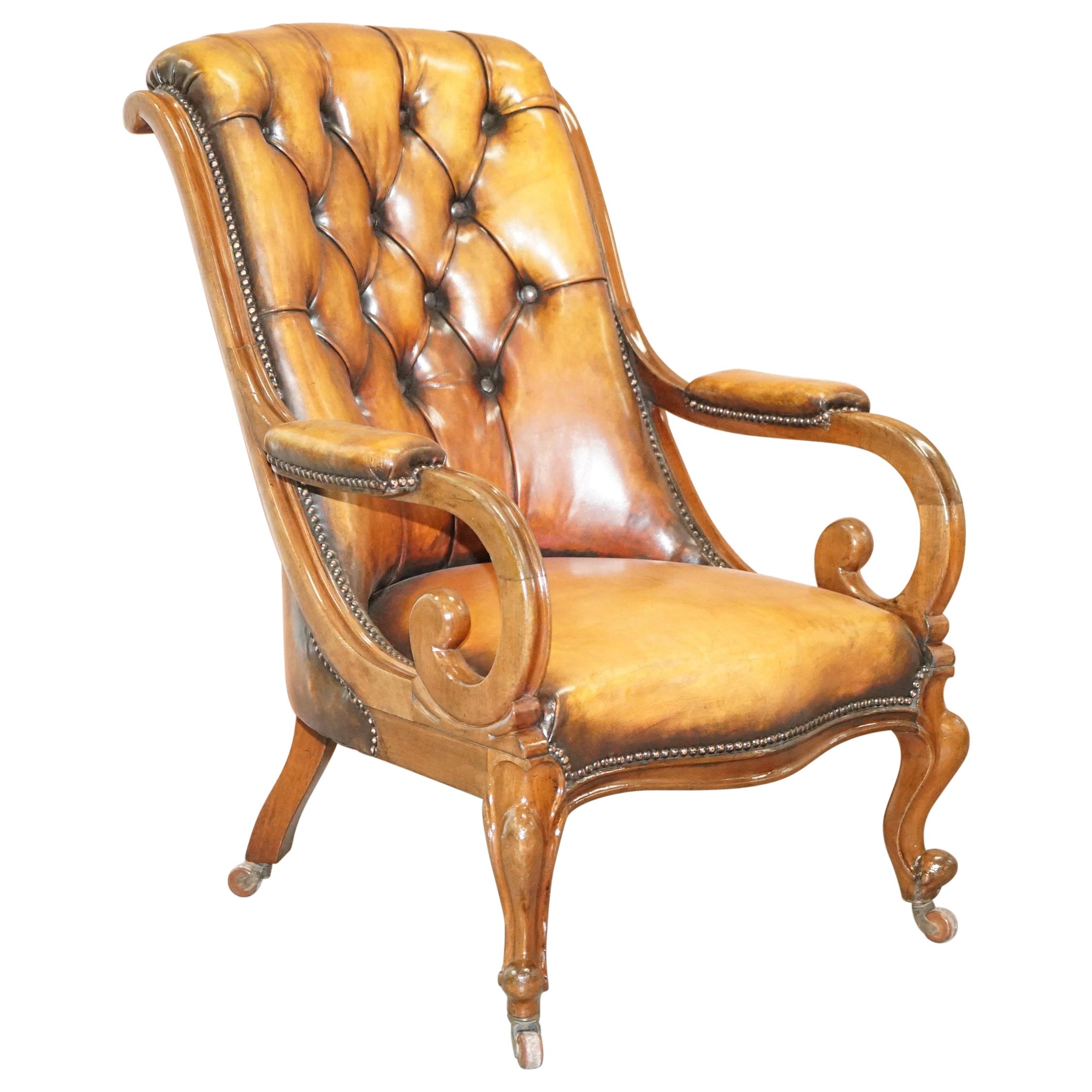 Superbe fauteuil de bibliothèque en cuir marron encadré du début de l'ère victorienne de Chesterfield