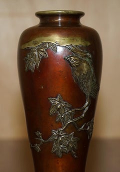 STUNNING SiGNED ANTIQUE CIRCA 1870 JAPANESE VASE DEPICTING A BIRD ON A BRANCH