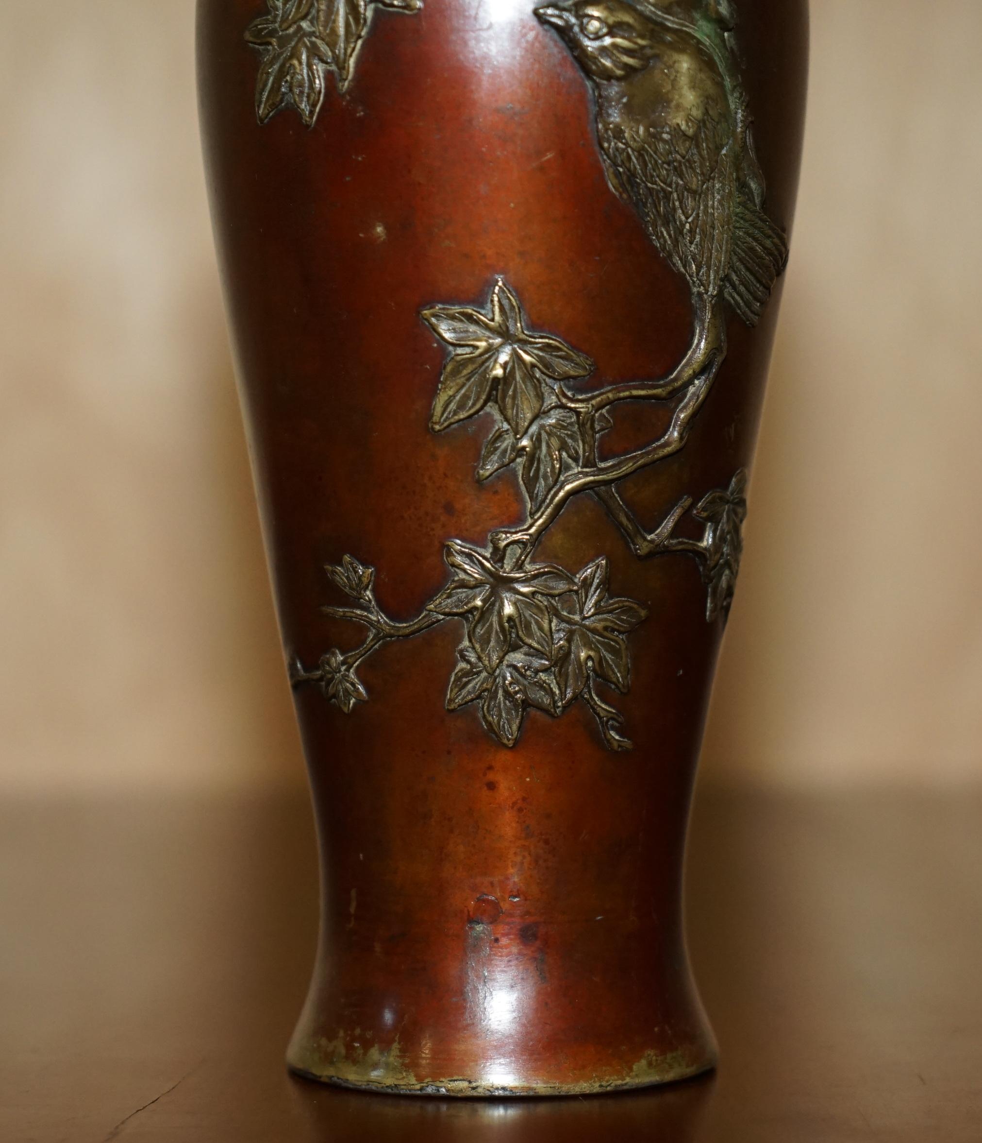 Japonisme STUNNING SiGNED ANTIQUE CIRCA 1870 JAPANESE VASE DEPICTING A BIRD ON A BRANCH For Sale