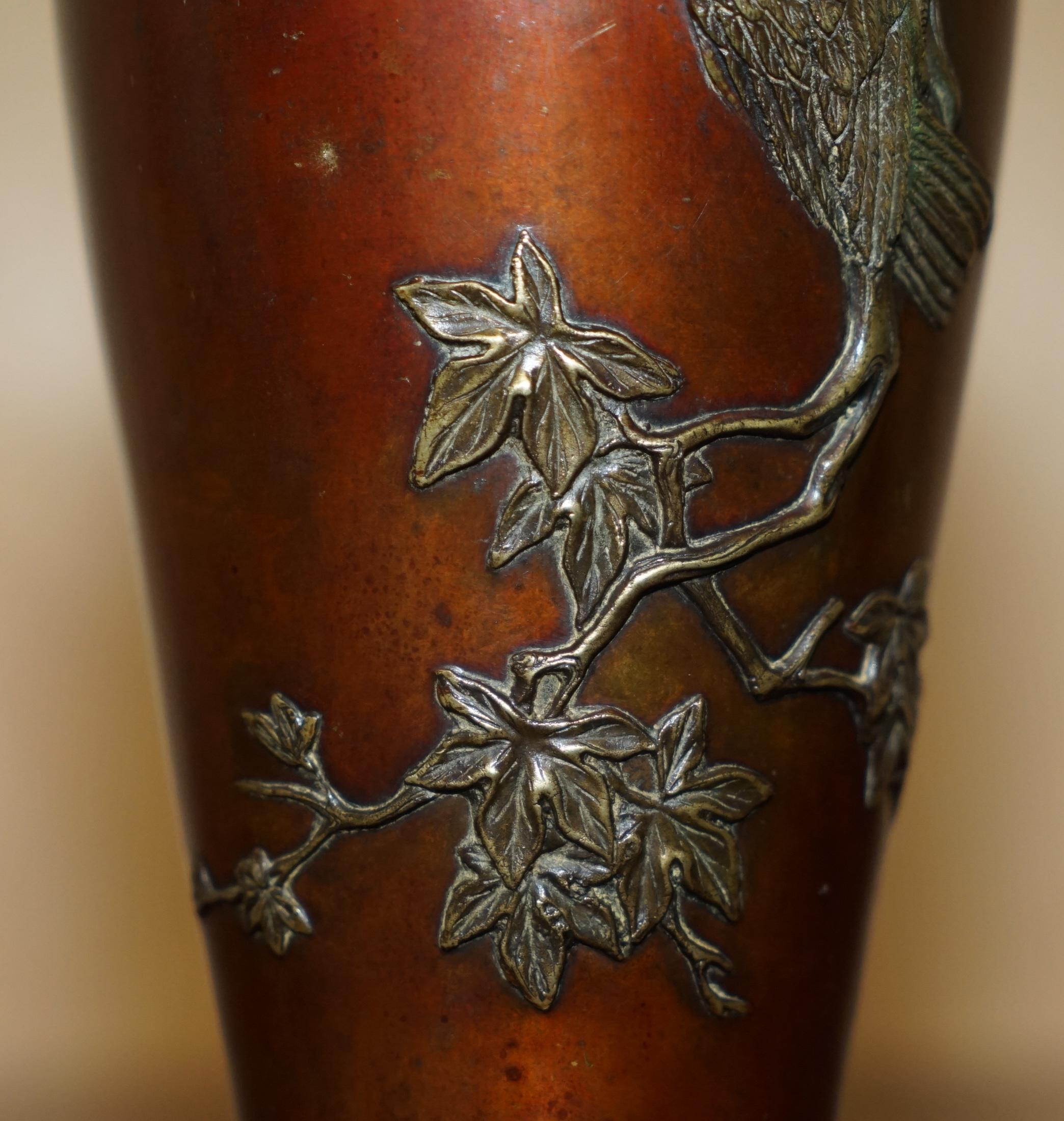 Japanese STUNNING SiGNED ANTIQUE CIRCA 1870 JAPANESE VASE DEPICTING A BIRD ON A BRANCH For Sale