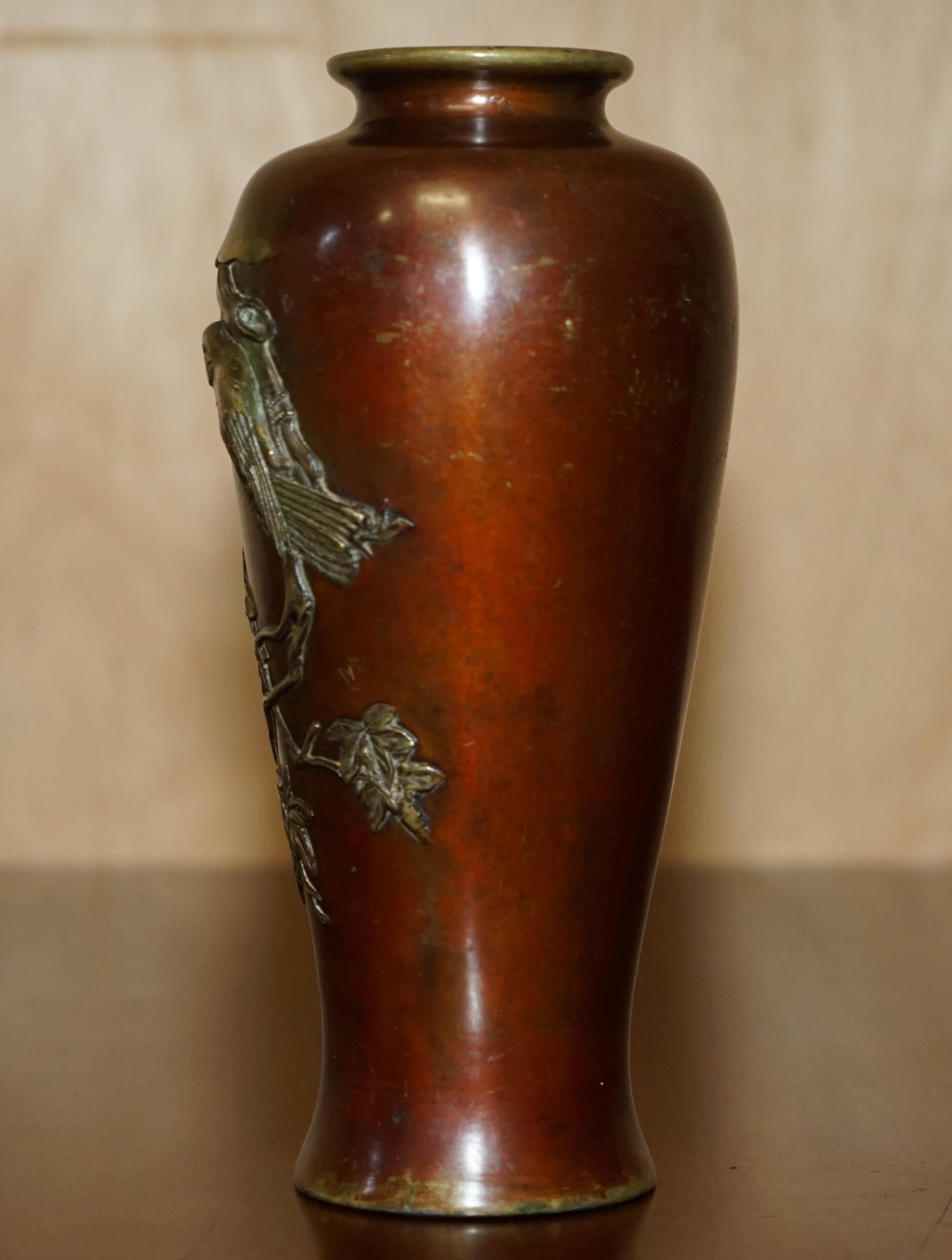 STUNNING SiGNED ANTIQUE CIRCA 1870 JAPANESE VASE DEPICTING A BIRD ON A BRANCH For Sale 1