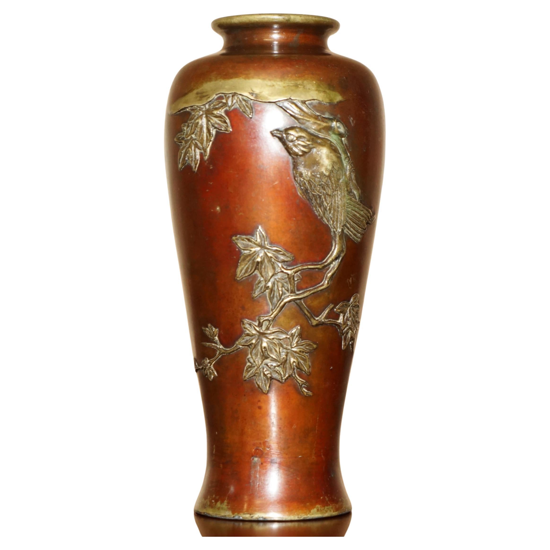 STUNNING SiGNED ANTIQUE CIRCA 1870 JAPANESE VASE DEPICTING A BIRD ON A BRANCH For Sale