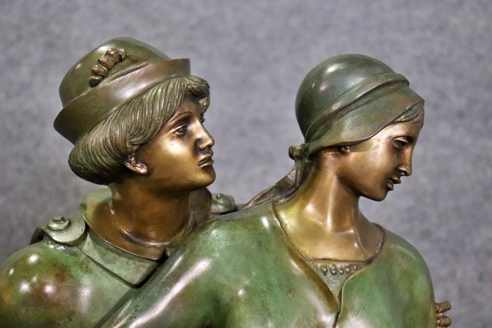 Atemberaubende signierte „Nene“ Verdigris-Bronze-Skulptur eines Paares von Liebhabern (Unbekannt) im Angebot