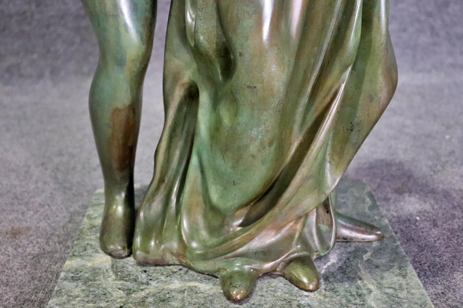 Atemberaubende signierte „Nene“ Verdigris-Bronze-Skulptur eines Paares von Liebhabern (Ende des 20. Jahrhunderts) im Angebot