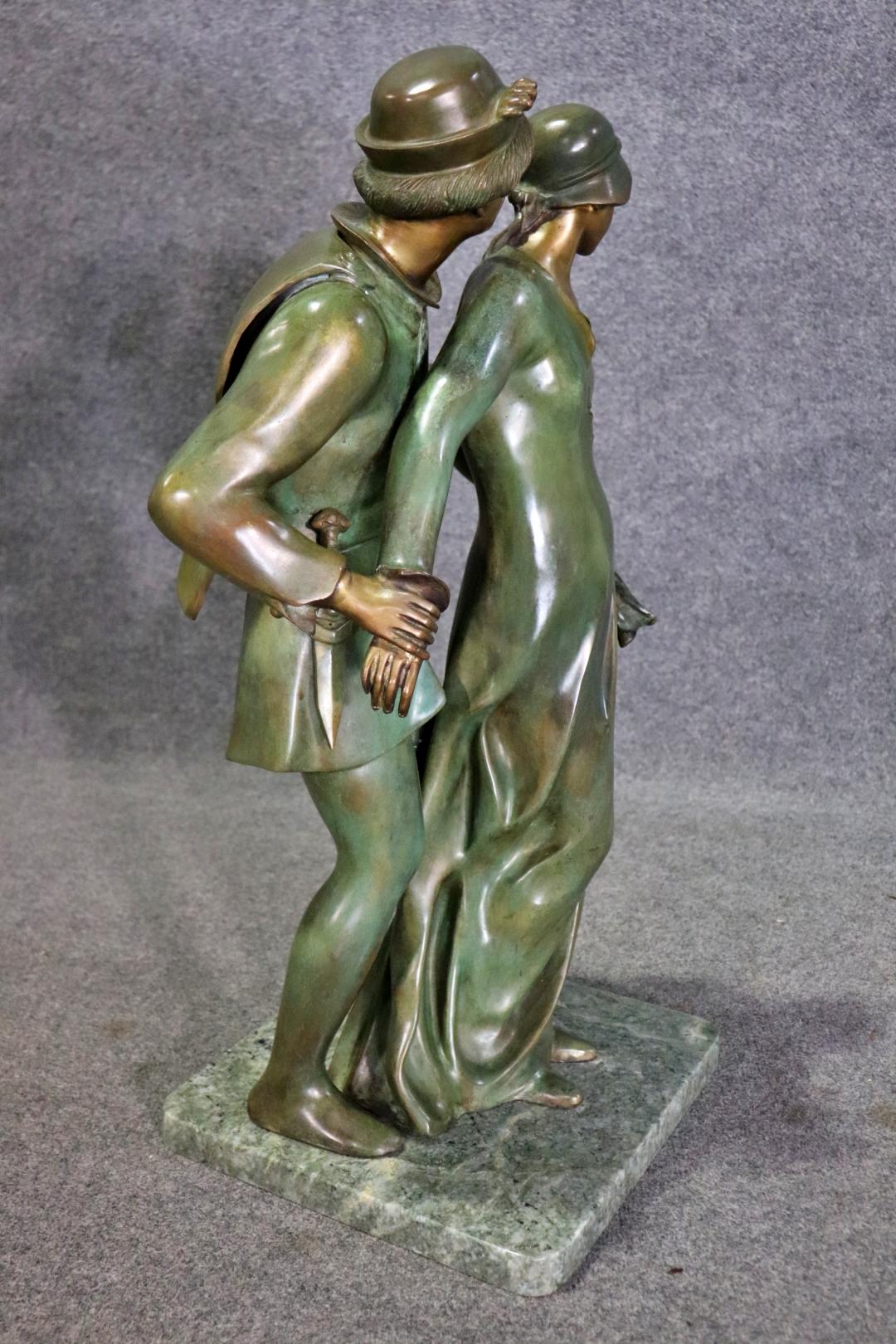 Atemberaubende signierte „Nene“ Verdigris-Bronze-Skulptur eines Paares von Liebhabern im Angebot 1