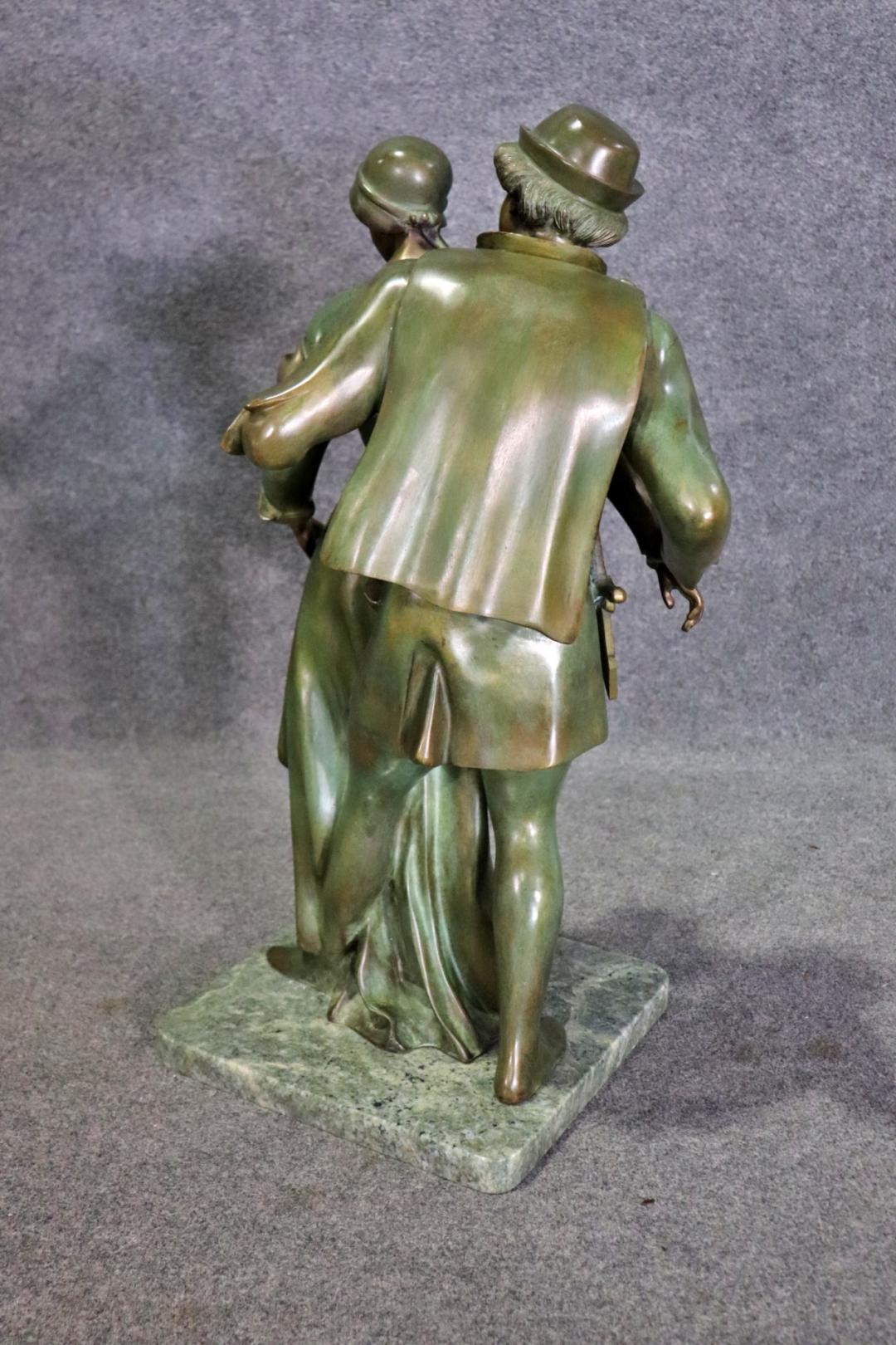 Atemberaubende signierte „Nene“ Verdigris-Bronze-Skulptur eines Paares von Liebhabern im Angebot 2