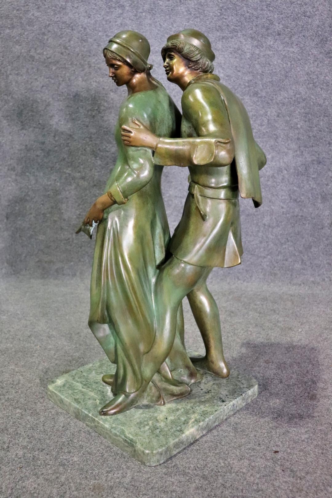 Atemberaubende signierte „Nene“ Verdigris-Bronze-Skulptur eines Paares von Liebhabern im Angebot 3