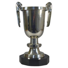 Splendido trofeo futurista modernista in argento placcato Art Deco. 1930.