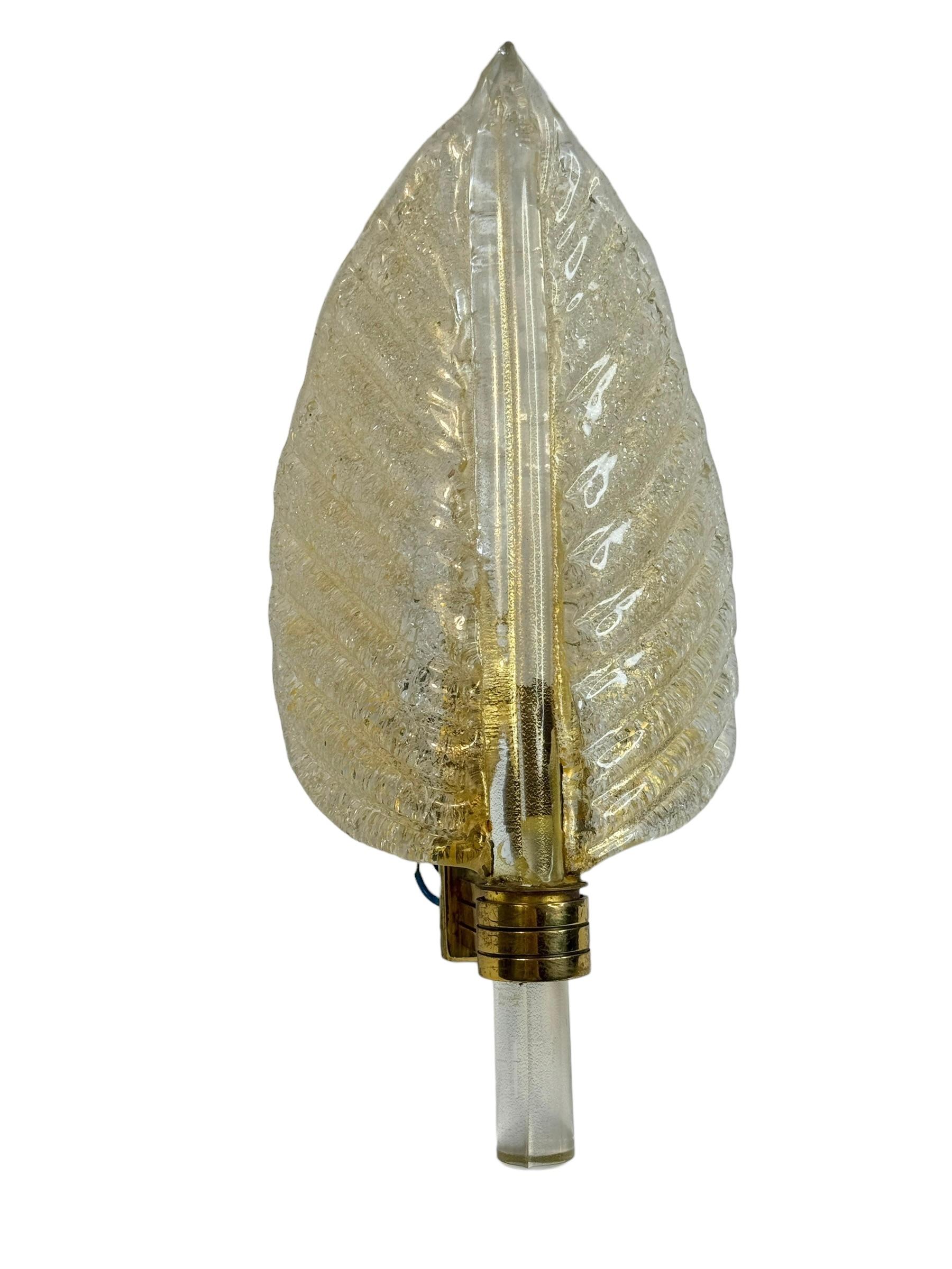 Incroyable applique murale en verre Murano du milieu du siècle avec fixation en métal. Cette magnifique pièce a été conçue en Italie par Barovier&Toso dans les années 1960.
L'applique est remarquable par la façon dont la feuille est dessinée en