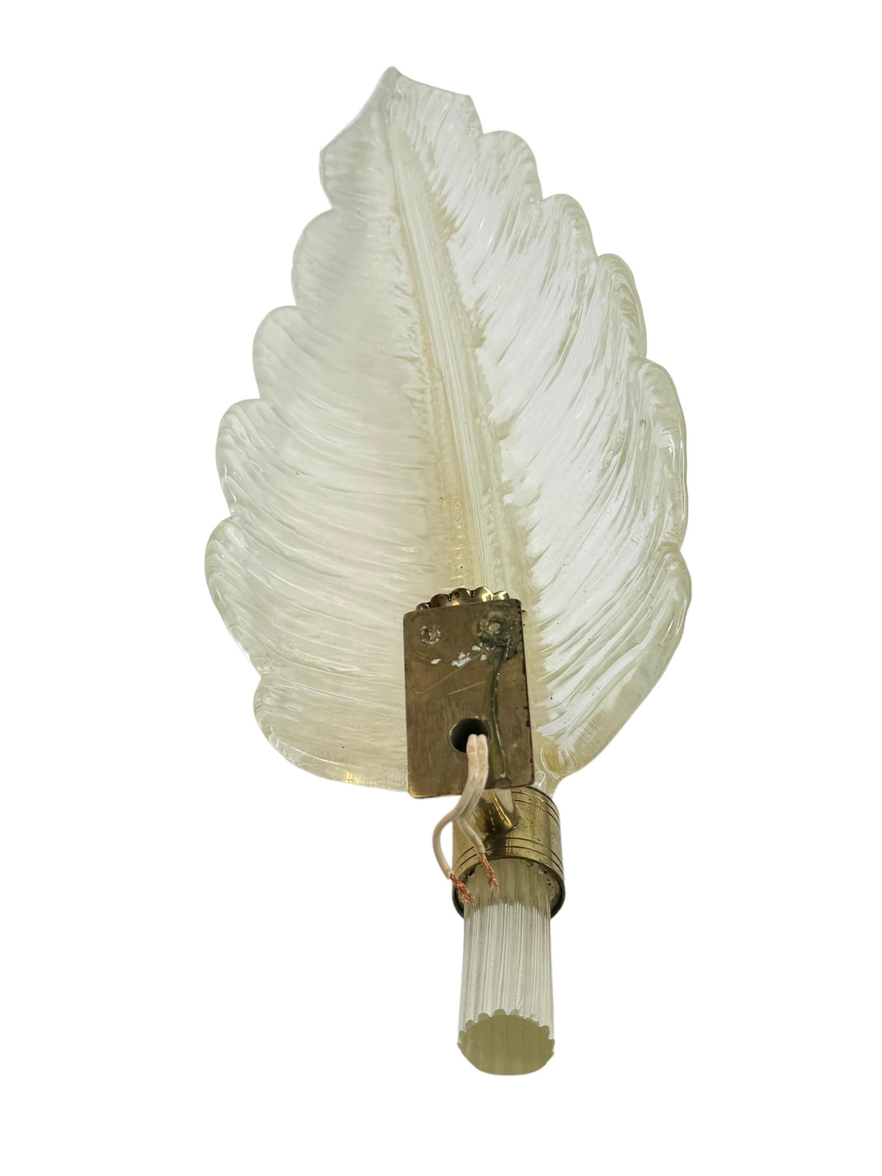 Incredible mid century Murano glass leaf wall sconce with metal fixture. This wonderful piece were designed in Italy by Barovier & Toso during the 1960s.
The sconce is outstanding as the way the leaf is designed in detail on the edges and enhance