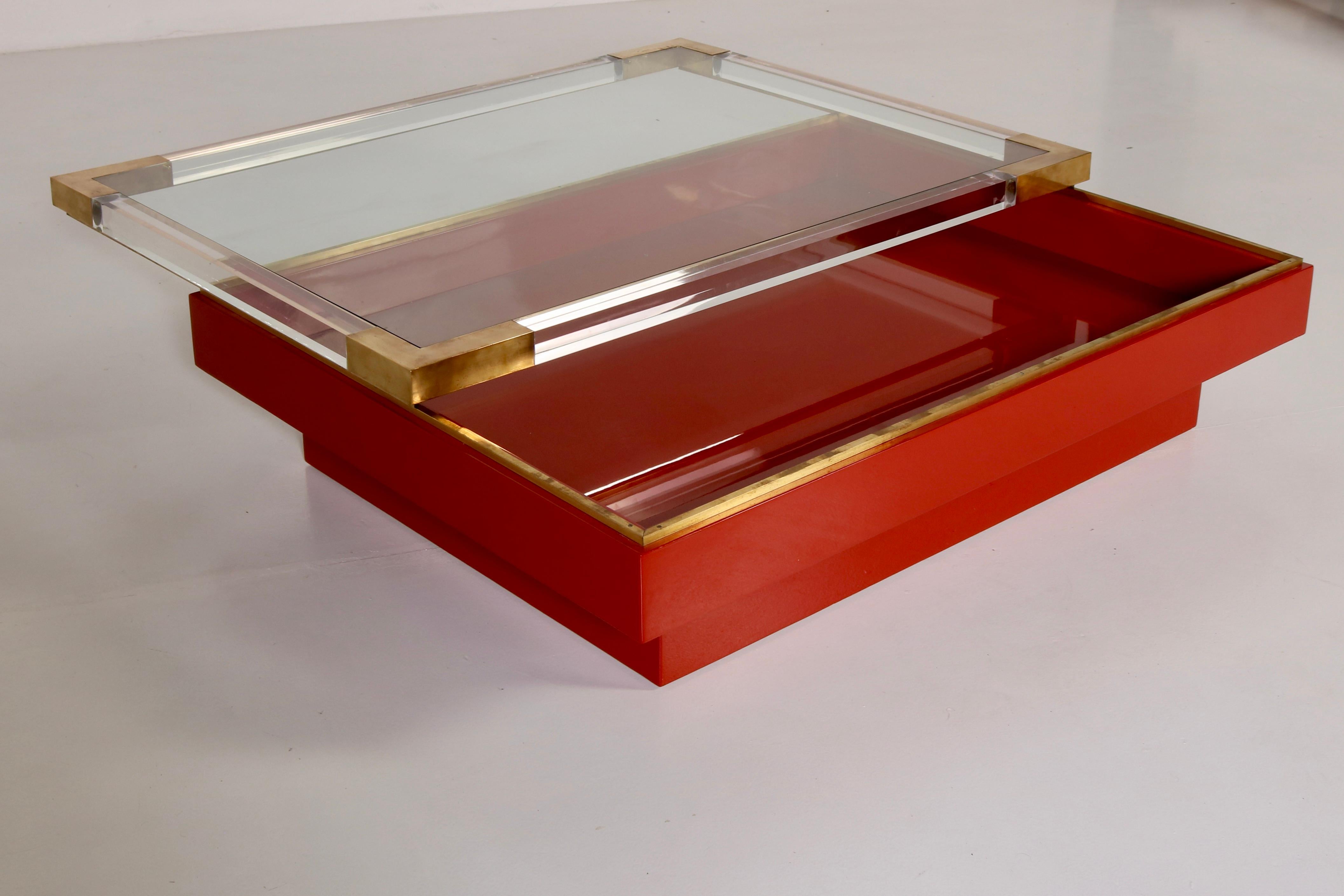 Atemberaubender niedriger Tisch mit Schiebeplatte in Rot und Gold von Romeo Rega, italienisches Design, 70er Jahre (Messing) im Angebot