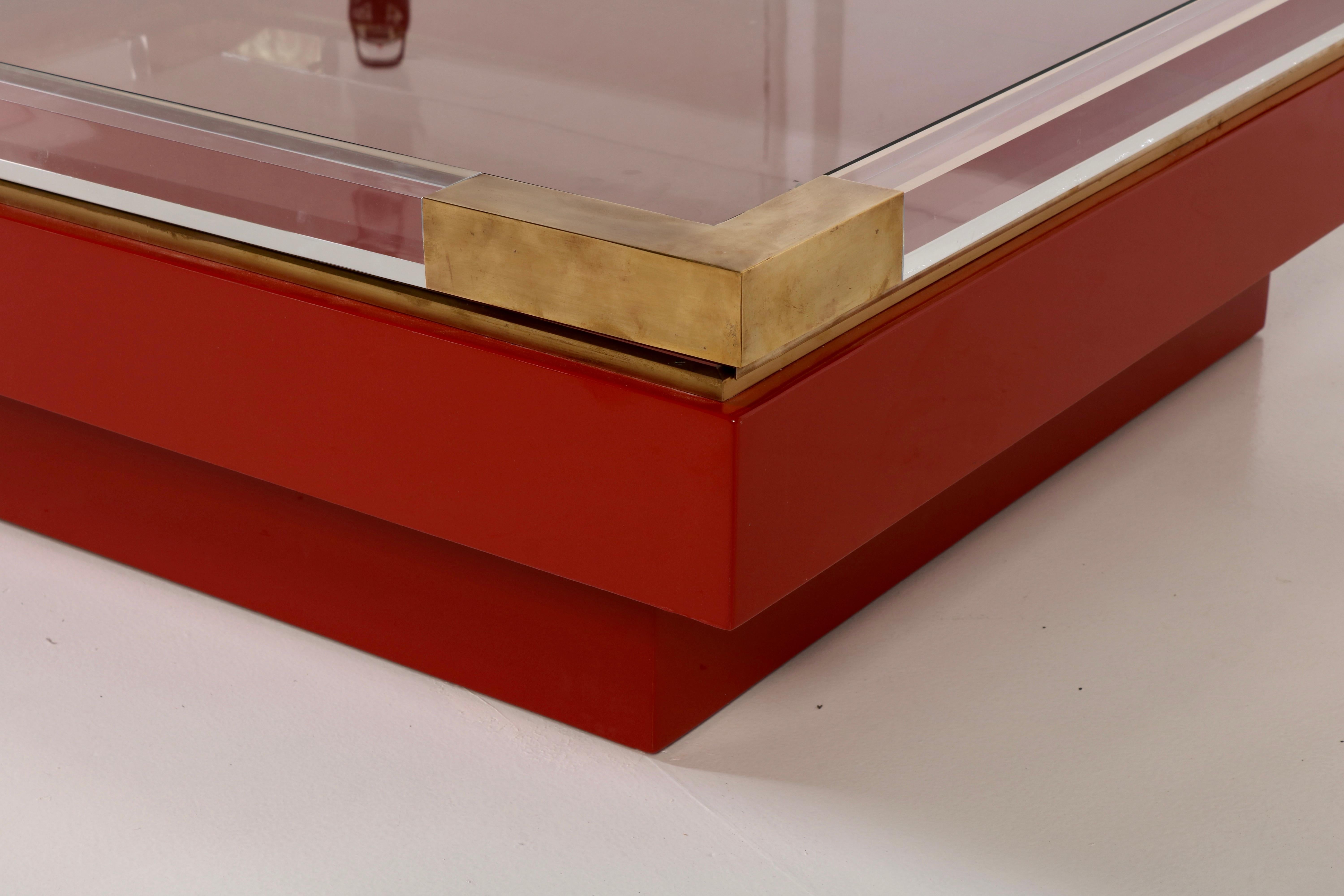 Stunning Sliding Top Low Table in Red and Gold by Romeo Rega, Italian Design 70s For Sale 3