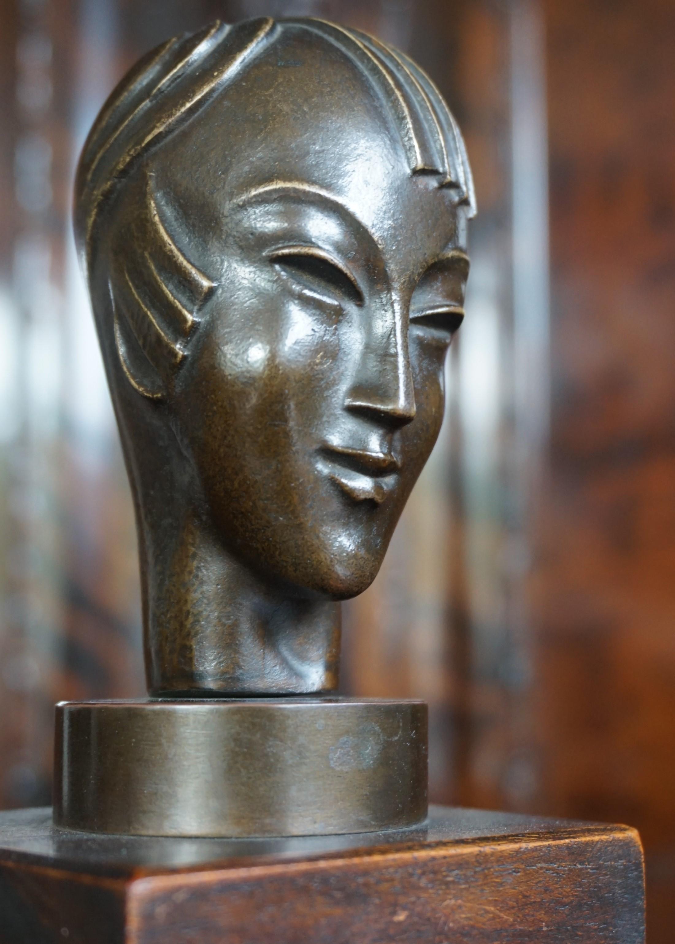 French Stunning & Small Art Deco Bronze Androgynous Sculpture with Asian Look and Feel