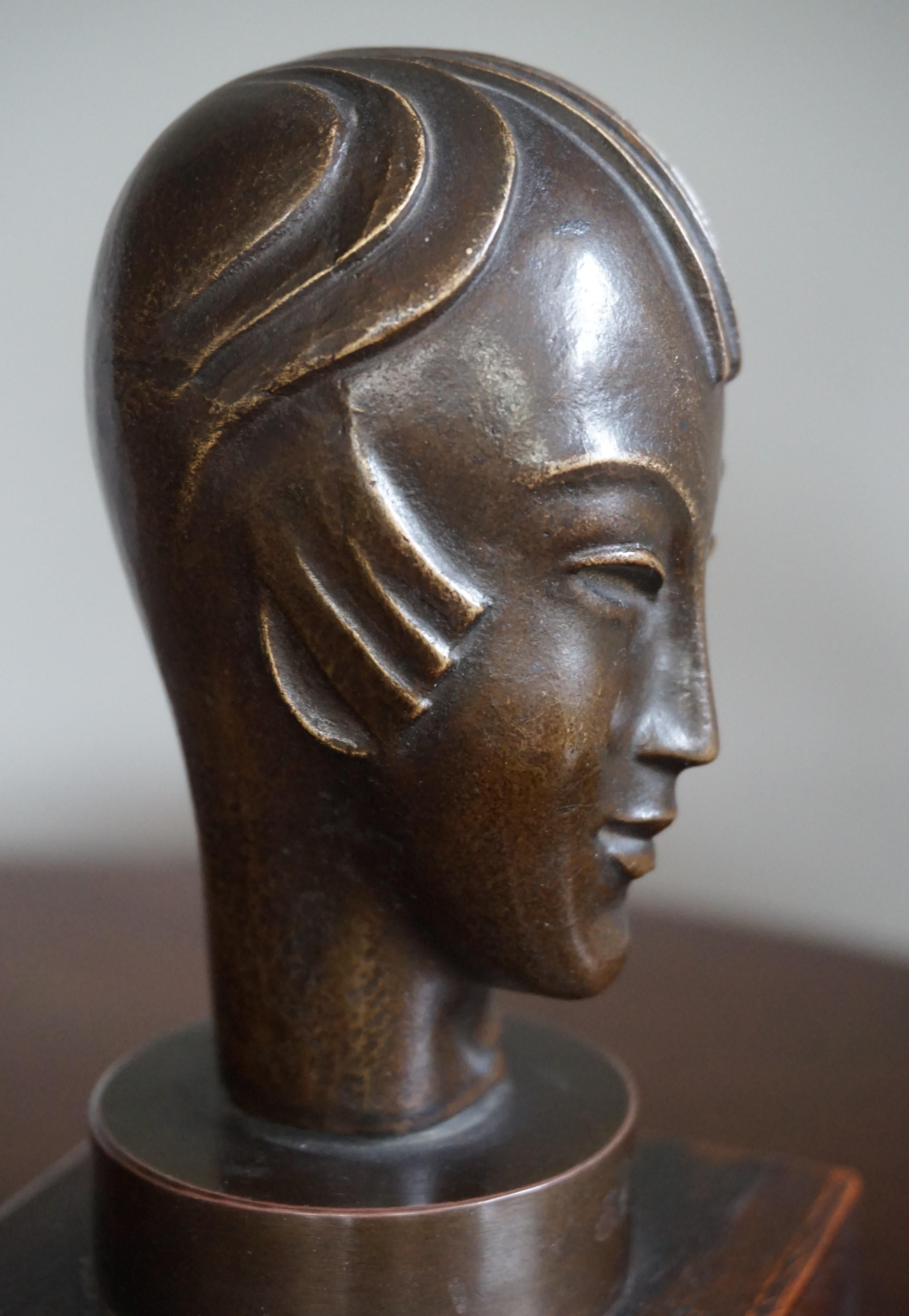 Stunning & Small Art Deco Bronze Androgynous Sculpture with Asian Look and Feel In Excellent Condition In Lisse, NL