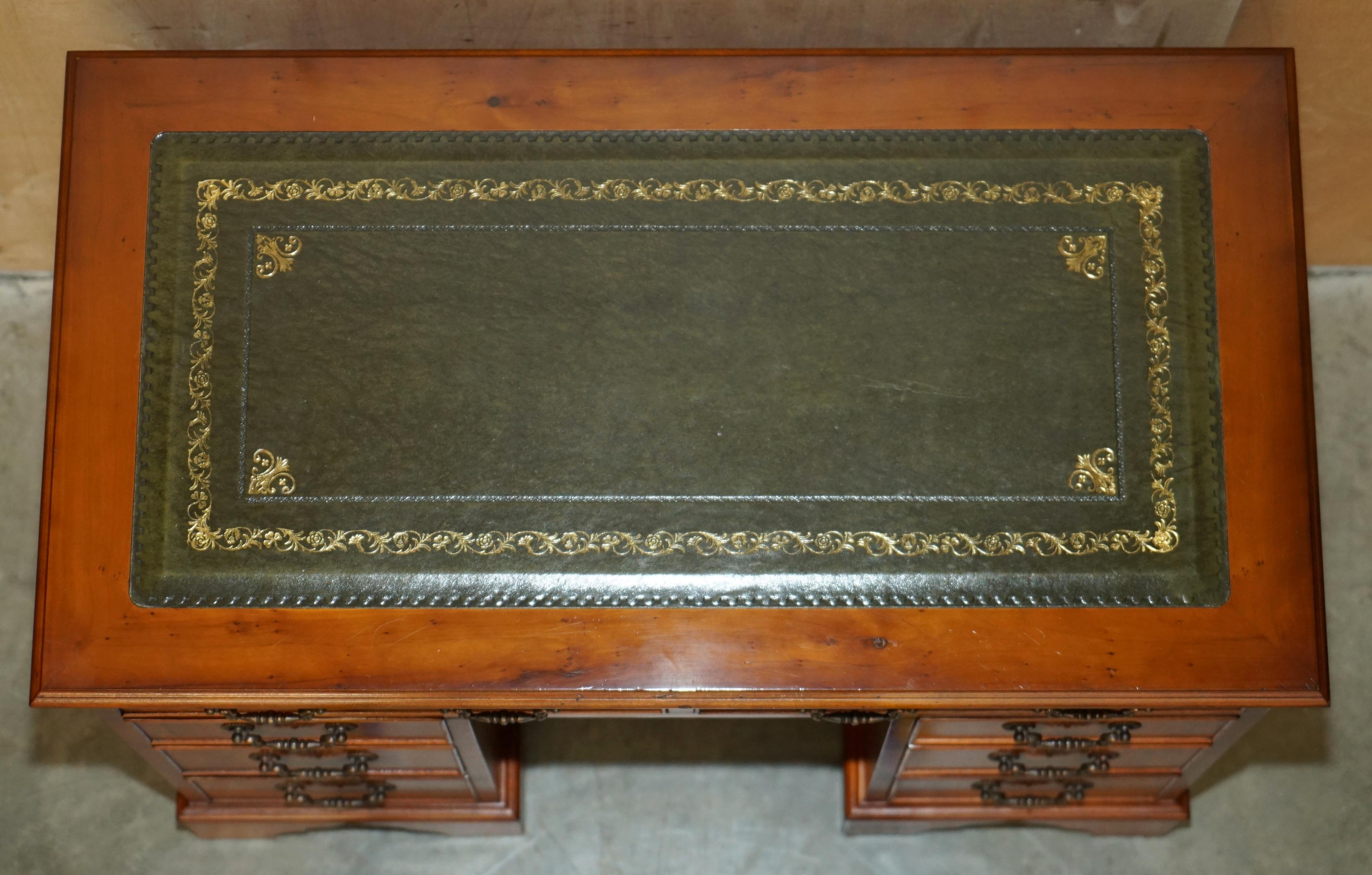 STUNNING SMALL BURR & BURL YEW WOOD WiTH GREEN LEATHER TOP TWIN PEDESTAL DESK im Angebot 2
