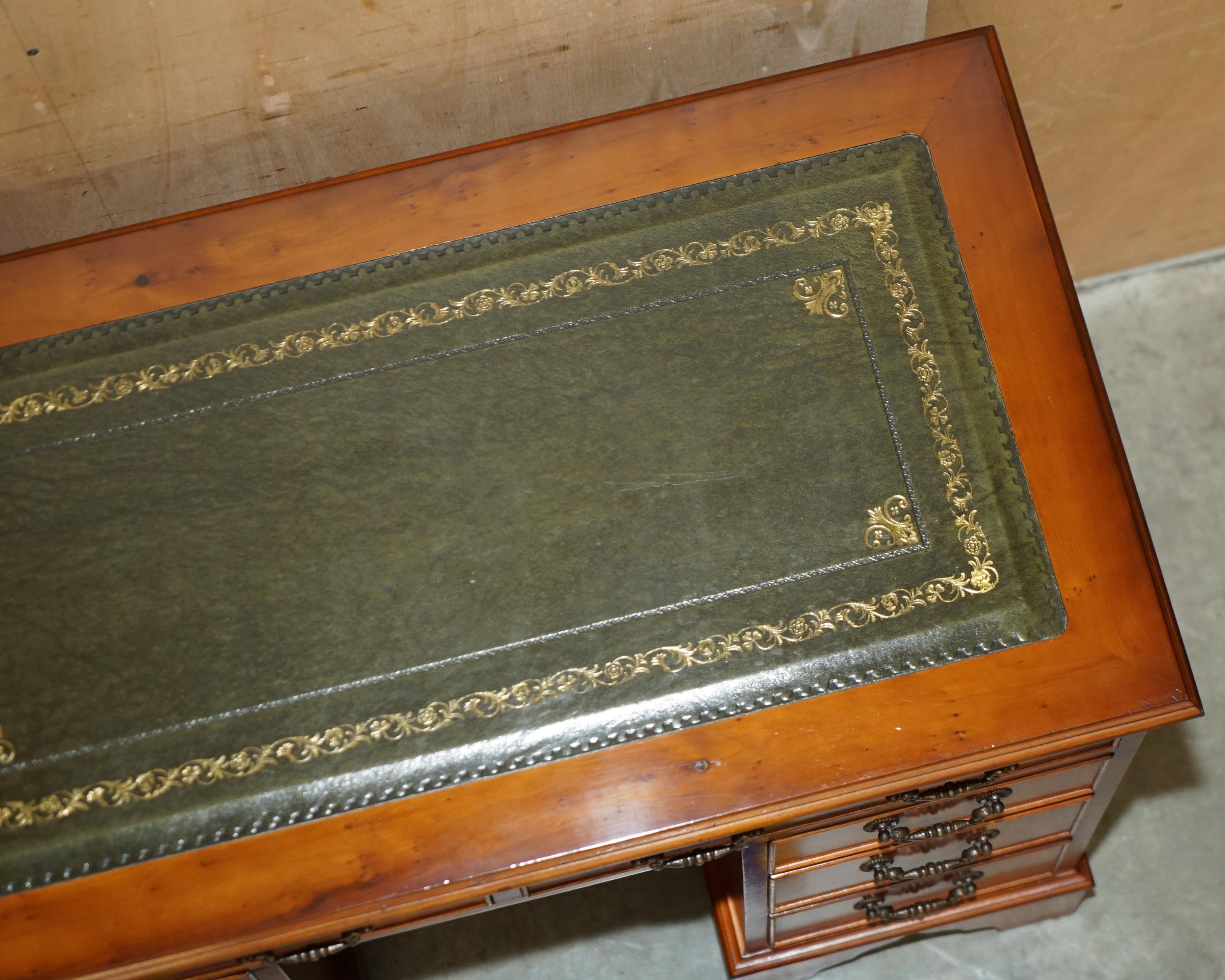STUNNING SMALL BURR & BURL YEW WOOD WiTH GREEN LEATHER TOP TWIN PEDESTAL DESK im Angebot 4