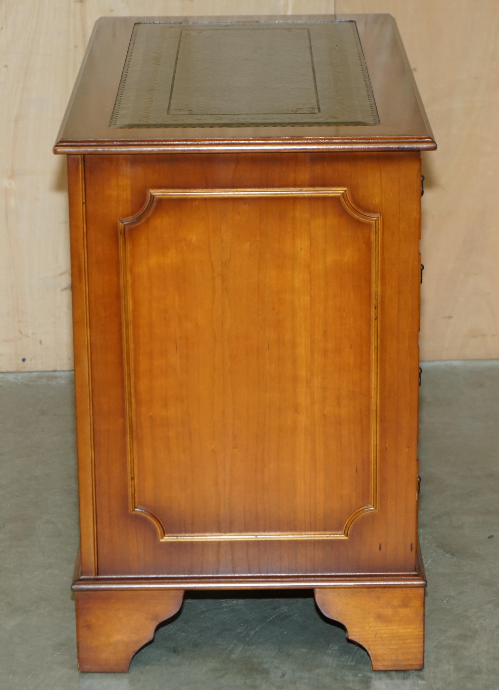 STUNNING SMALL BURR & BURL YEW WOOD WiTH GREEN LEATHER TOP TWIN PEDESTAL DESK im Angebot 5