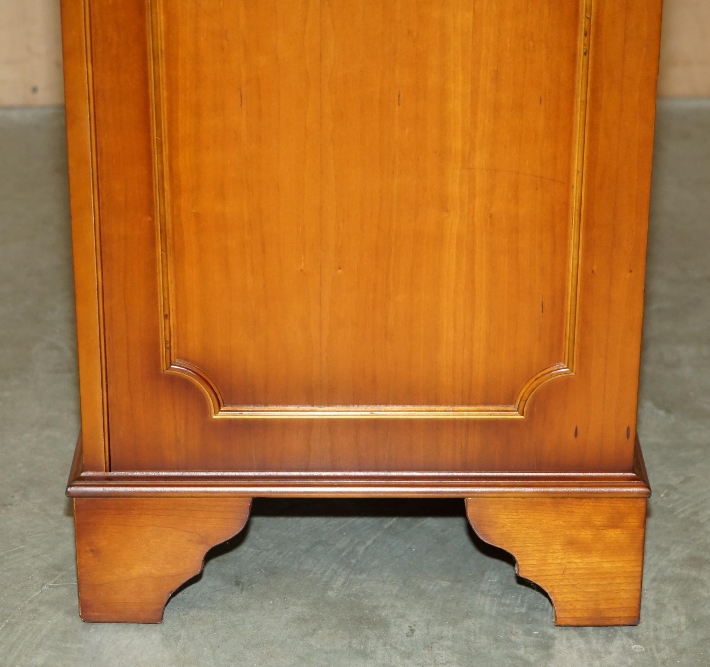 STUNNING SMALL BURR & BURL YEW WOOD WiTH GREEN LEATHER TOP TWIN PEDESTAL DESK im Angebot 6
