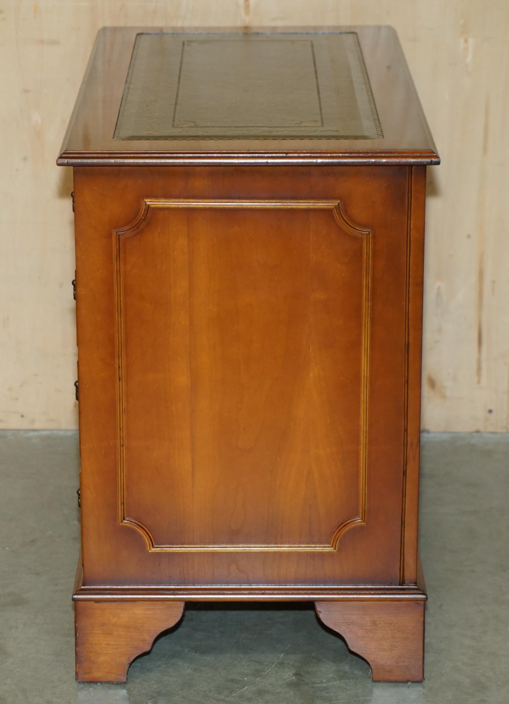 STUNNING SMALL BURR & BURL YEW WOOD WiTH GREEN LEATHER TOP TWIN PEDESTAL DESK im Angebot 8