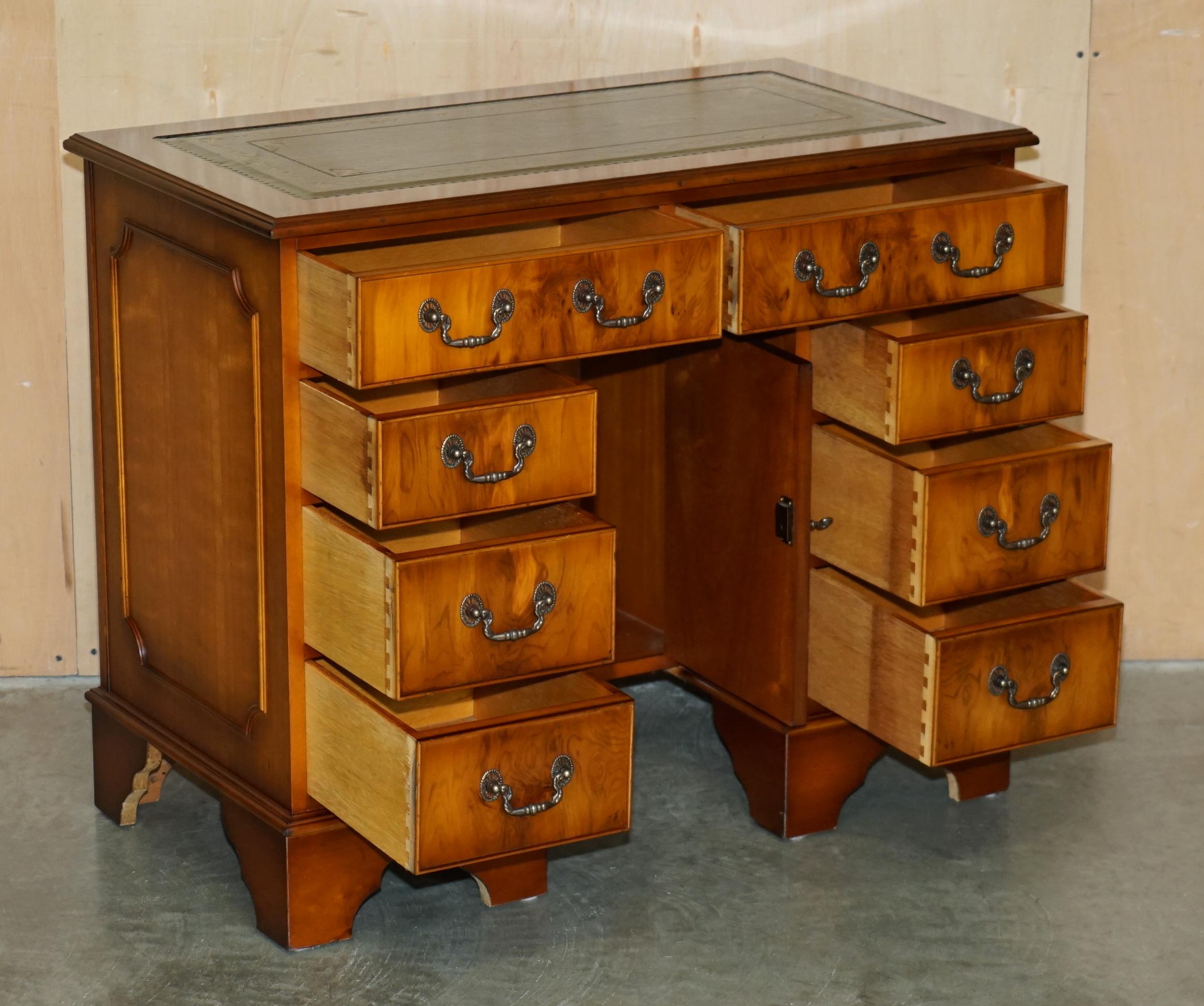 STUNNING SMALL BURR & BURL YEW WOOD WiTH GREEN LEATHER TOP TWIN PEDESTAL DESK im Angebot 9