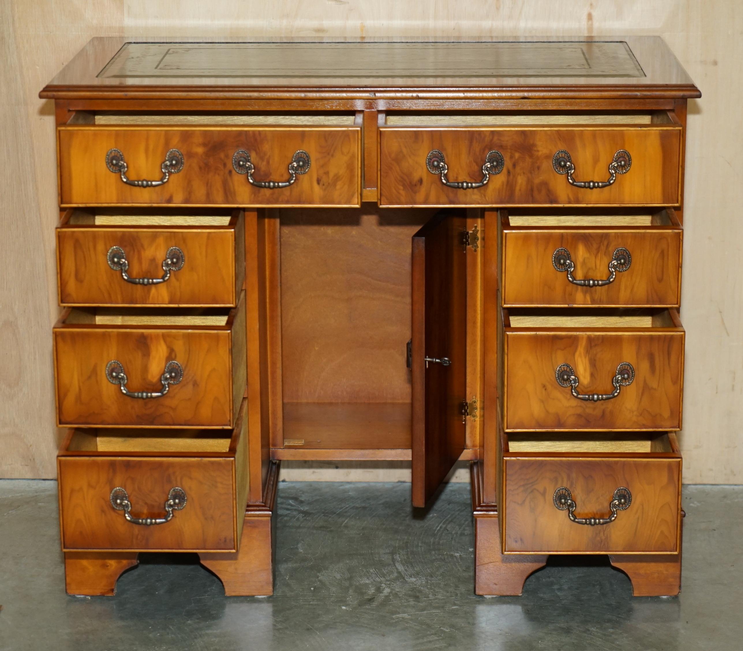 STUNNING SMALL BURR & BURL YEW WOOD WiTH GREEN LEATHER TOP TWIN PEDESTAL DESK im Angebot 10