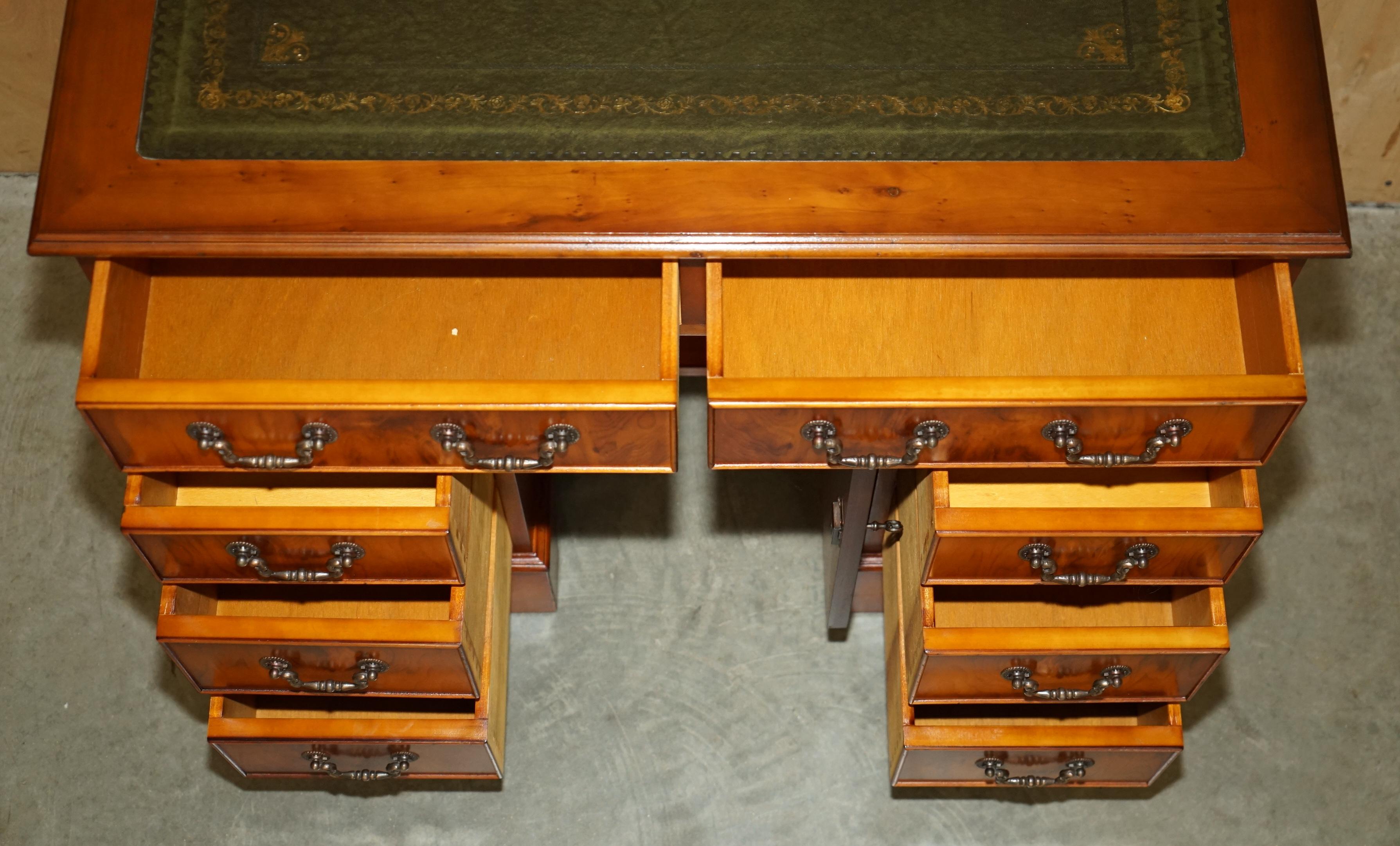 STUNNING SMALL BURR & BURL YEW WOOD WiTH GREEN LEATHER TOP TWIN PEDESTAL DESK im Angebot 11